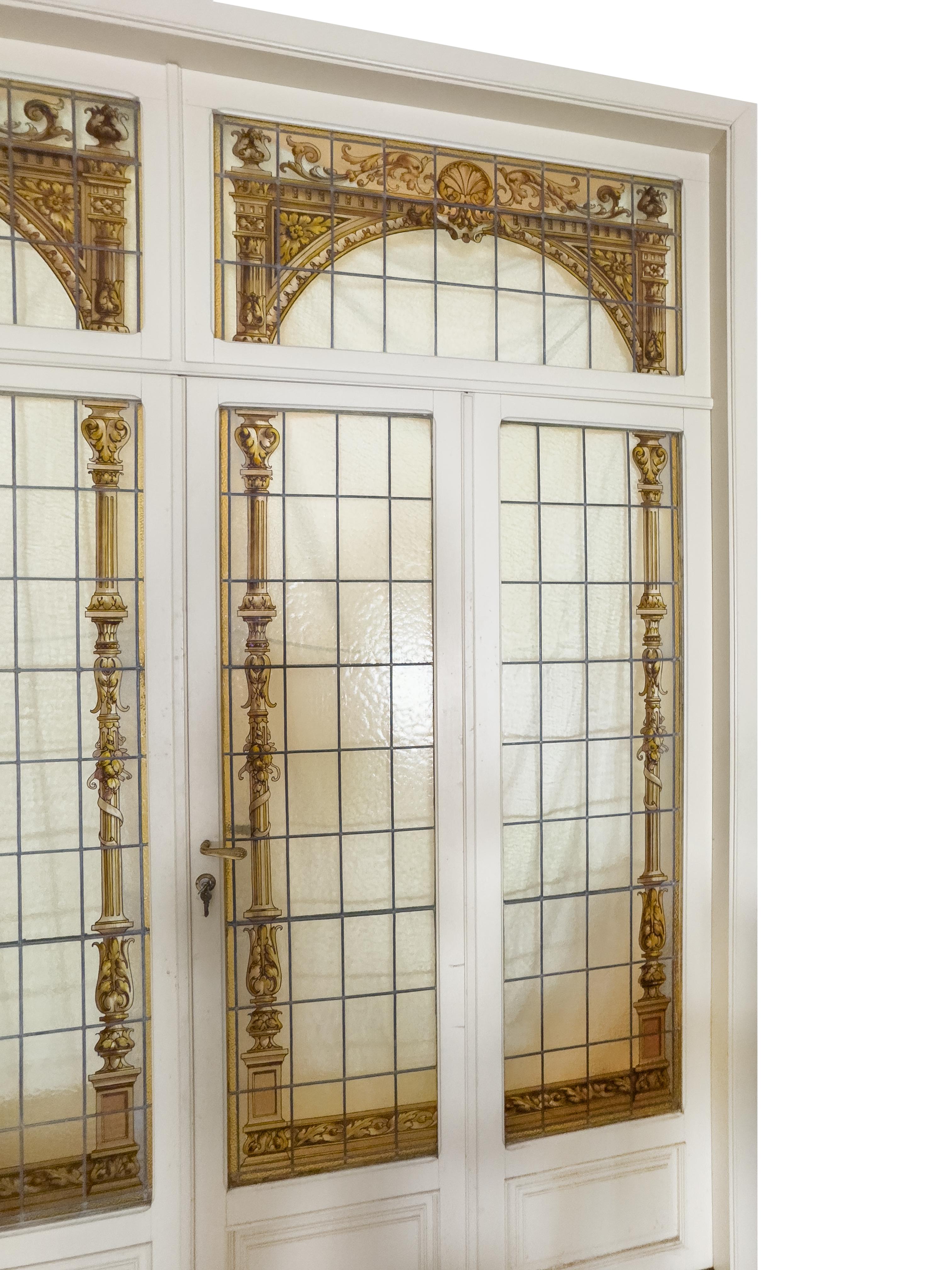 Complete set of six flawless panels, French stained glass in polychrome glass with shutters, locks, handle and original key.

Beautiful stained glass from the Art Nouveau period with rich polychrome decoration with geometric and vine  patterns. 4