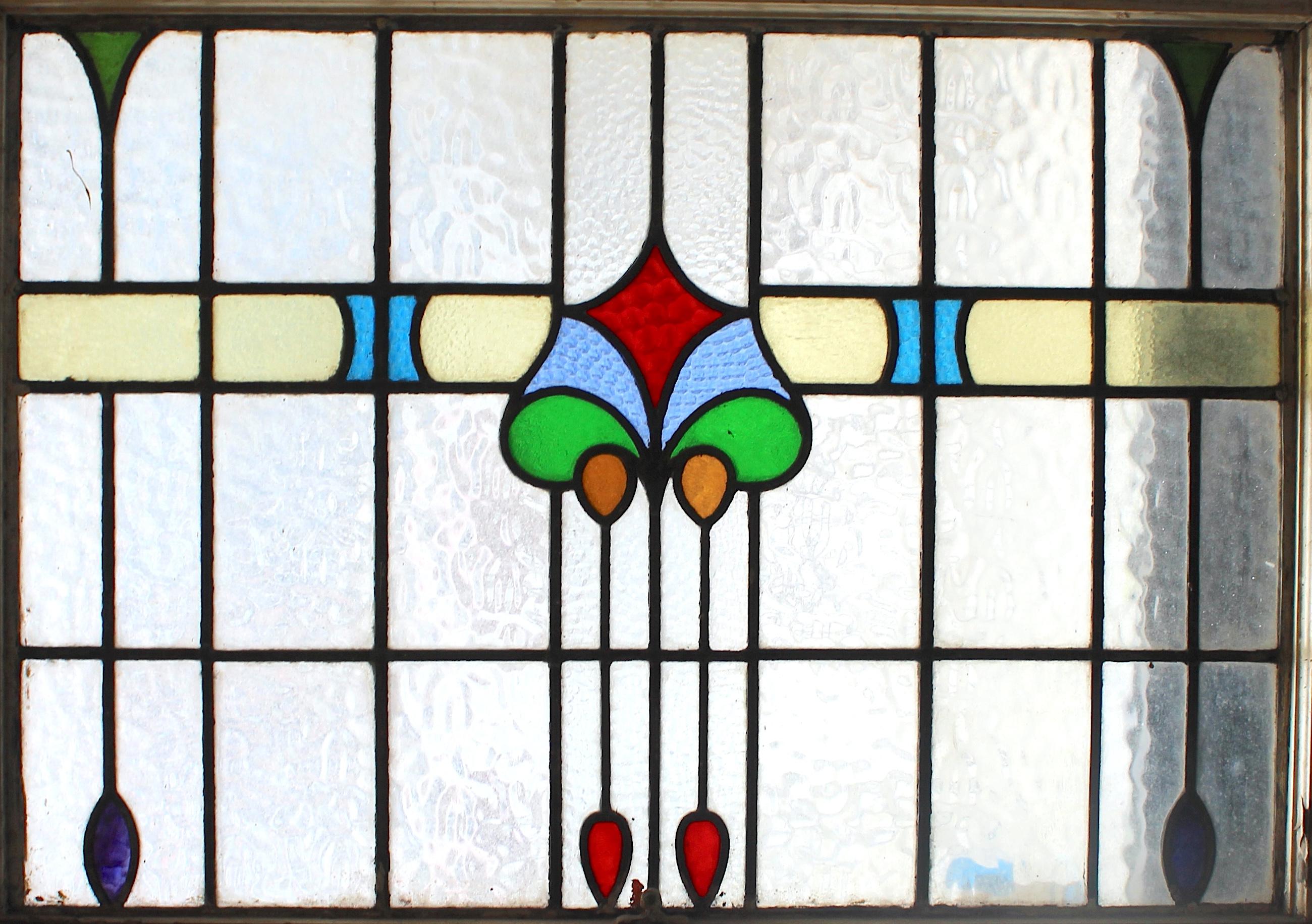 Ventana vintage con diseños de estilo Art Mouveau en vidrio coloreado. Cristal transparente texturizado con piezas multicolores, que deja pasar la luz al interior a la vez que te proporciona intimidad.
Las dimensiones totales corresponden a la