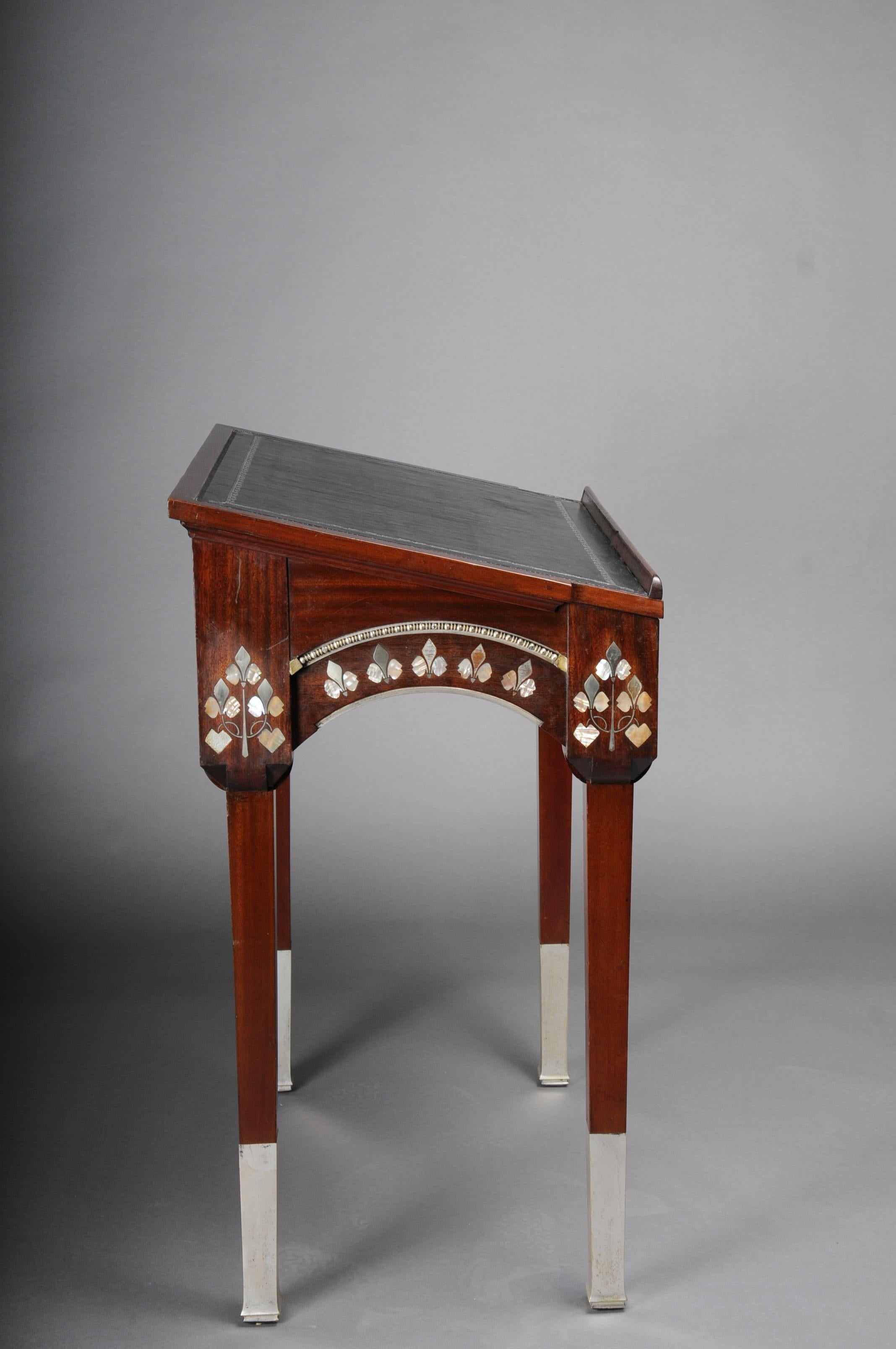 Embossé Table de bureau sur pied Art Nouveau vers 1890, d'après Carlo Bugatti en vente