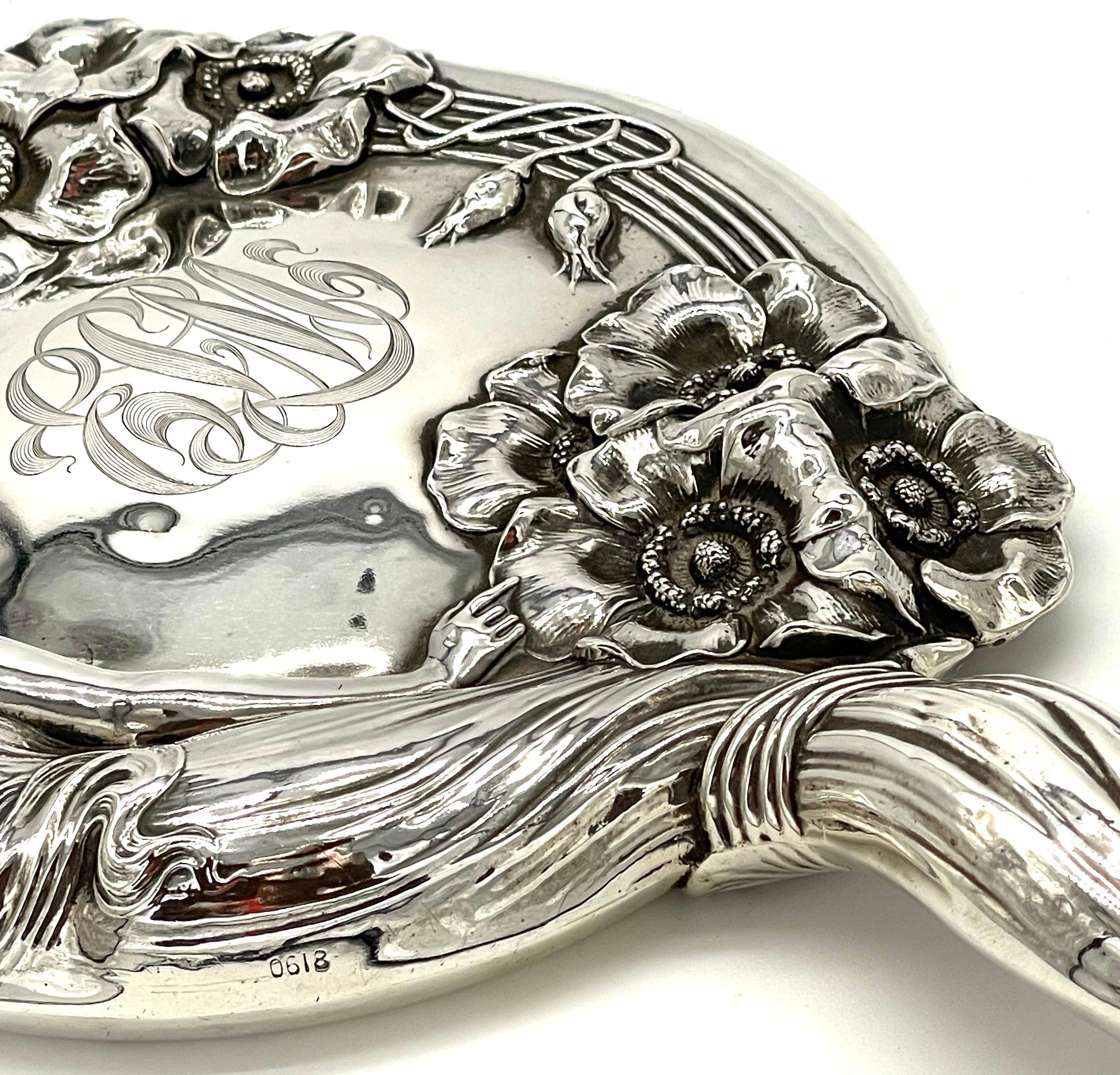 Art Nouveau Sterling Hand Mirror 'Reine des Fleurs', C. 1903, by Unger Brothers  In Good Condition For Sale In West Palm Beach, FL