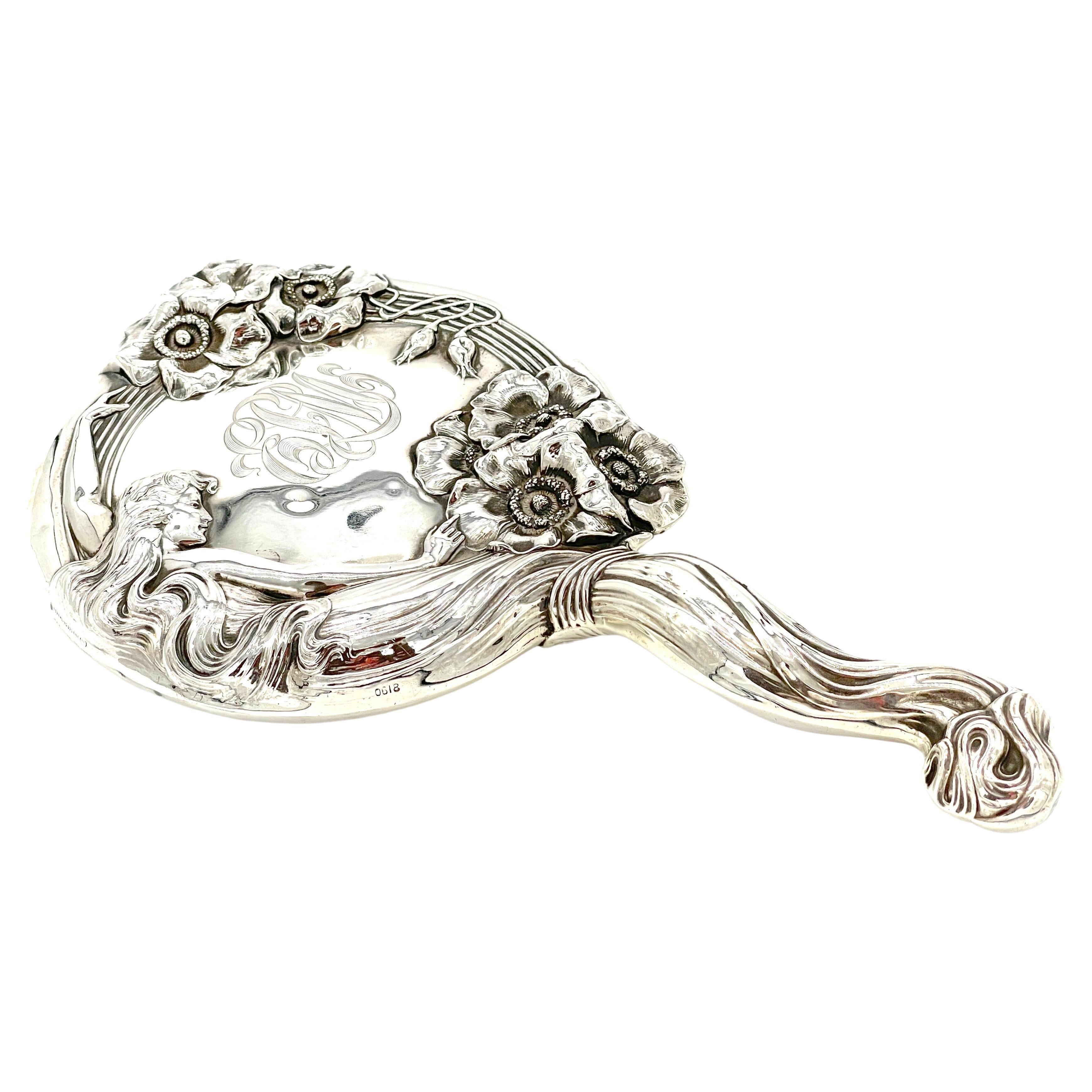 Specchio manuale in sterling Art Nouveau 'Reine des Fleurs', 1903 circa, di Unger Brothers