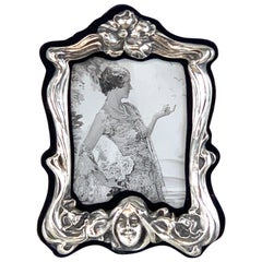 Cornice con motivo a dama in argento Art Nouveau