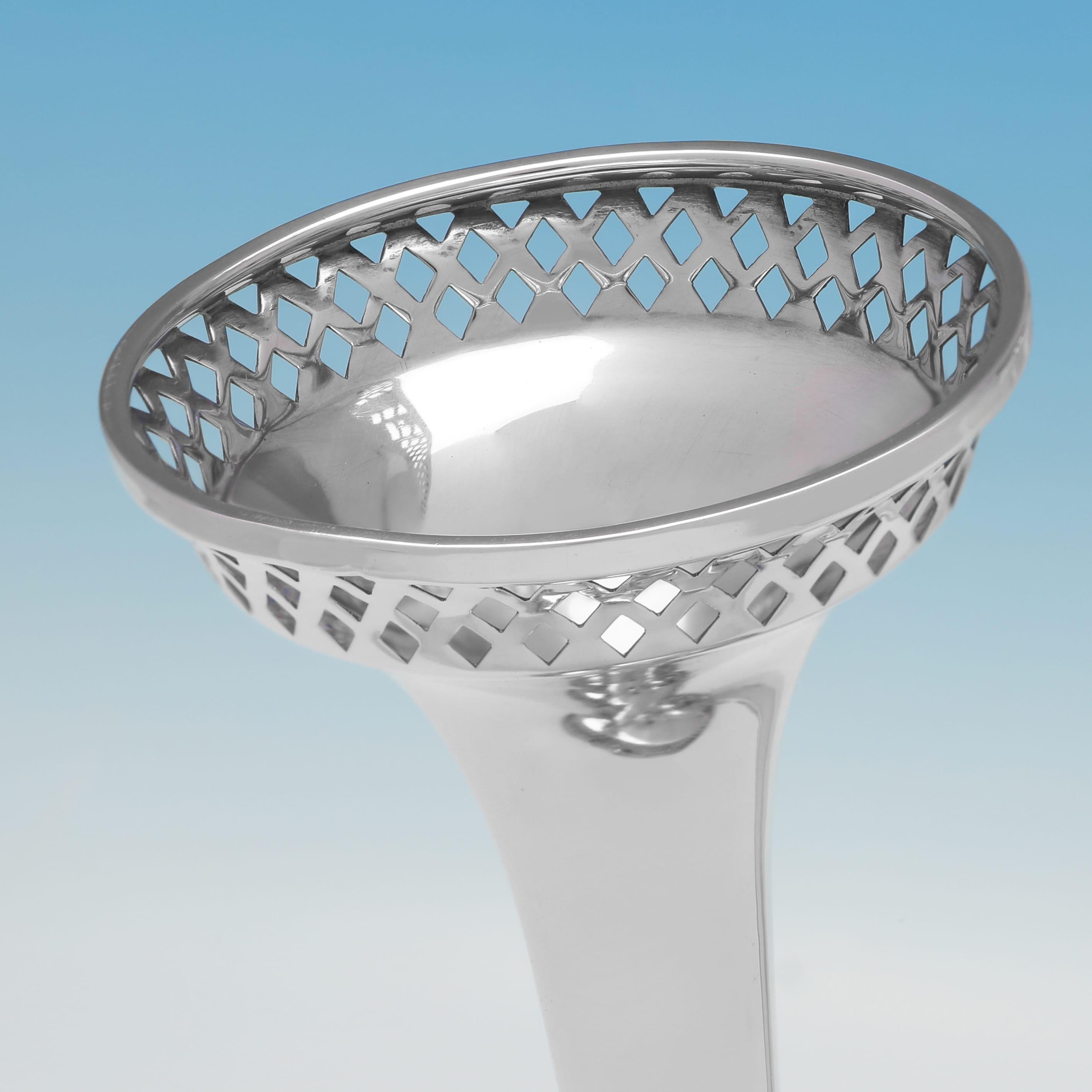 Art Nouveau Sterling Silver 3 Trumpet Flower Epergne - Walker & Hall 1911 In Good Condition For Sale In London, London