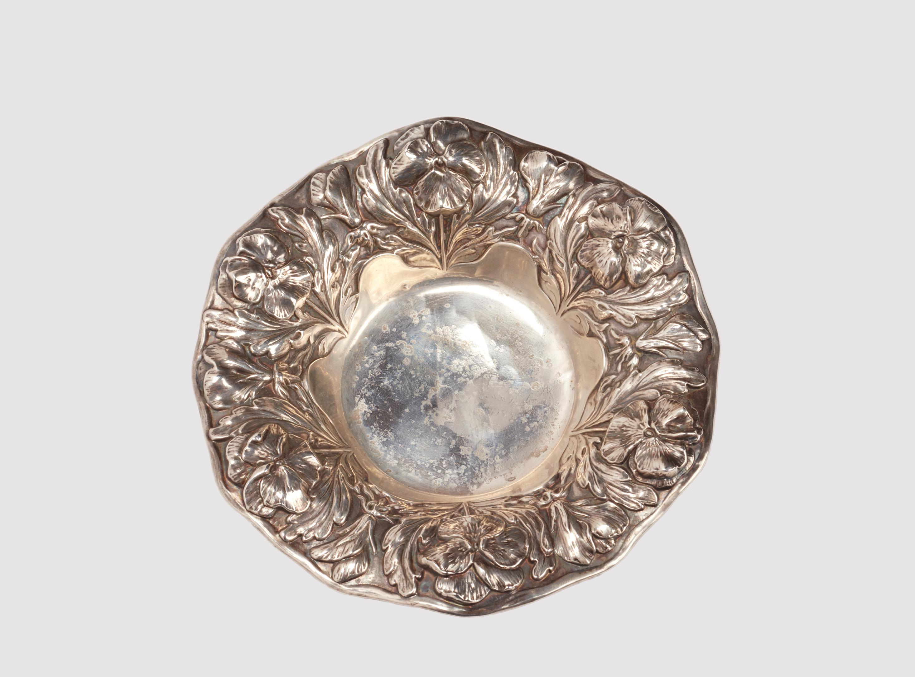 Cuenco Art Nouveau de plata de ley, forma redonda. La decoración repoussé es del más puro estilo Art Nouveau y representa violetas. Gorham Manufacturing Co. Estados Unidos hacia 1890. 