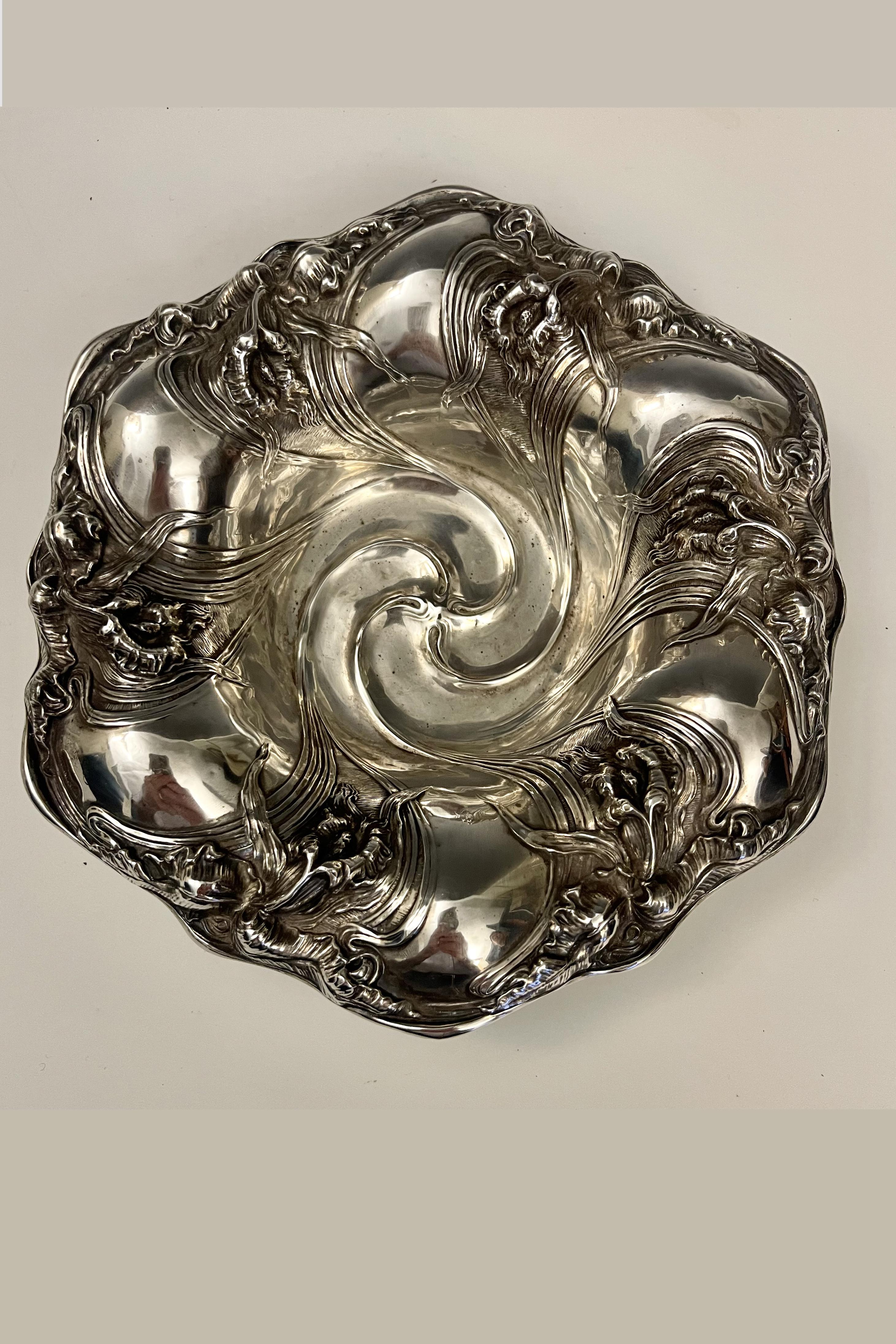Ciotola in argento sterling Art Nouveau, forma rotonda. La decorazione repoussé è nel più puro stile Art Nouveau e raffigura orchidee. Unger Broters, Newark, New Jersey. Stati Uniti, circa 1890. 