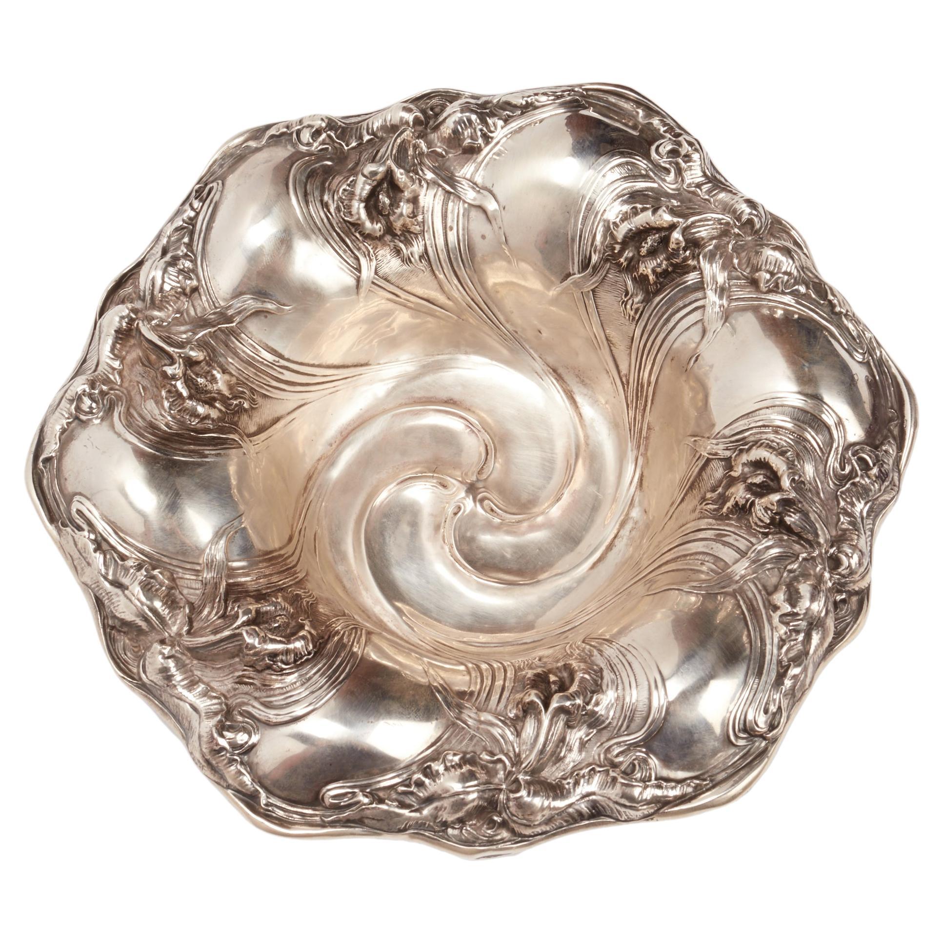 Cuenco Art Nouveau de plata de ley, Estados Unidos, hacia 1890.