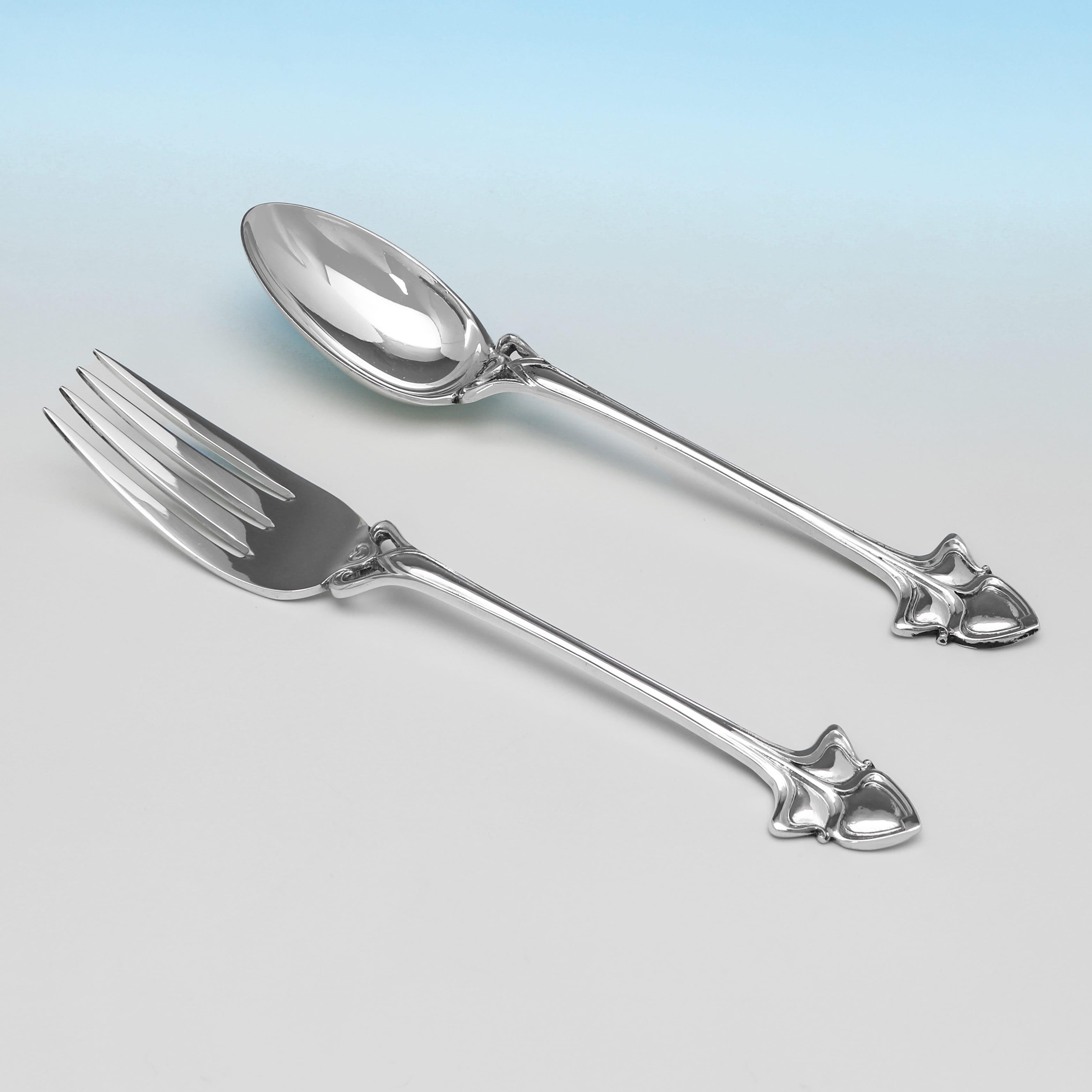 Marchiato a Sheffield nel 1919 da Walker & Hall, questo attraente set per bambini in argento sterling antico del periodo di Giorgio V comprende un cucchiaio e una forchetta in stile art nouveau, presentati nella loro scatola originale. La forchetta