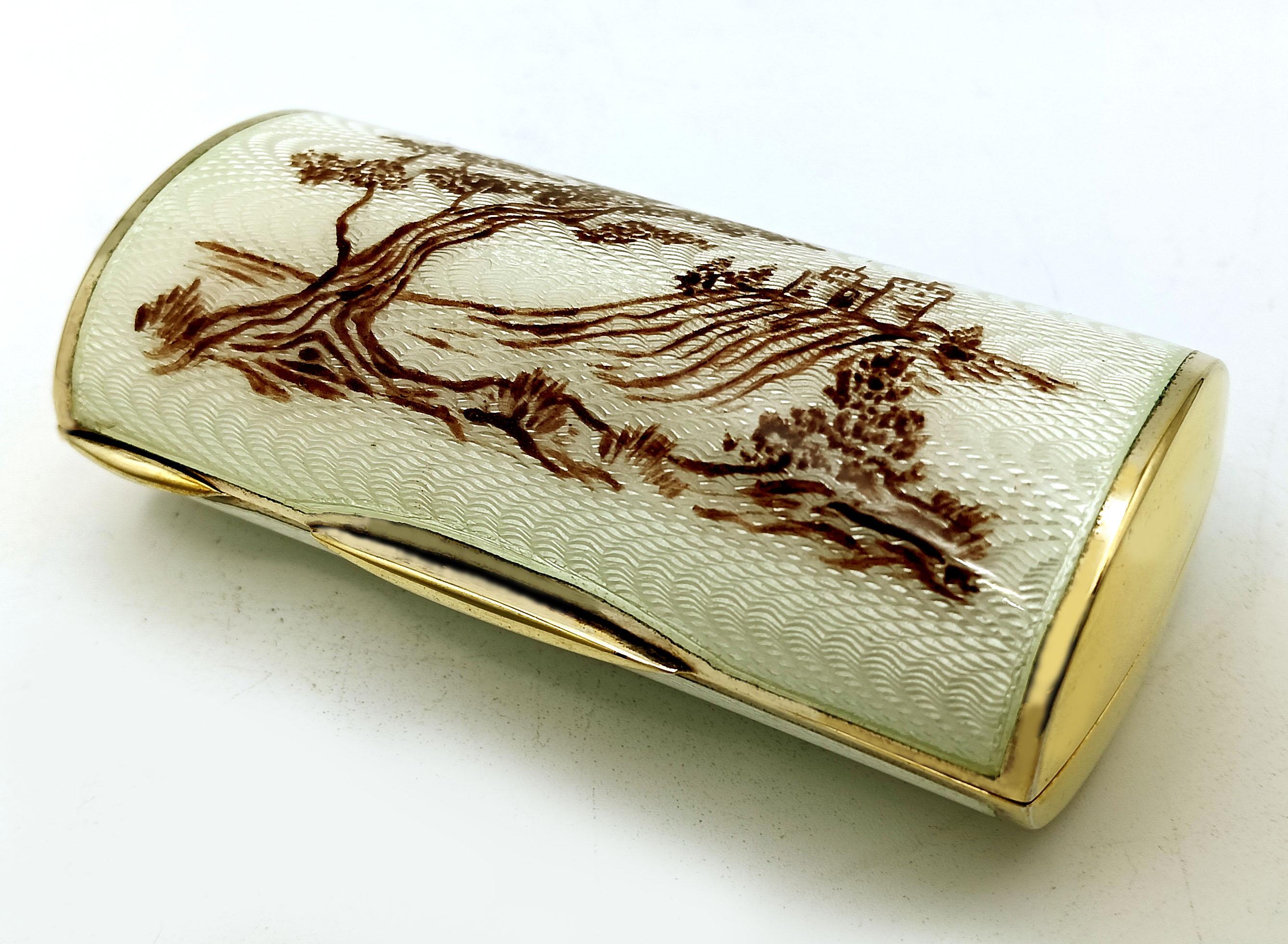 Ladies' handbag cigarette case with an oval section in 925/1000 gilded silver with translucent enamel on a guilloché and a monochrome, hand-painted miniature of a landscape, in the English Art Nouveau style. Dimensions: 2.8 x 4.4 x 9 cm. Weight: 98