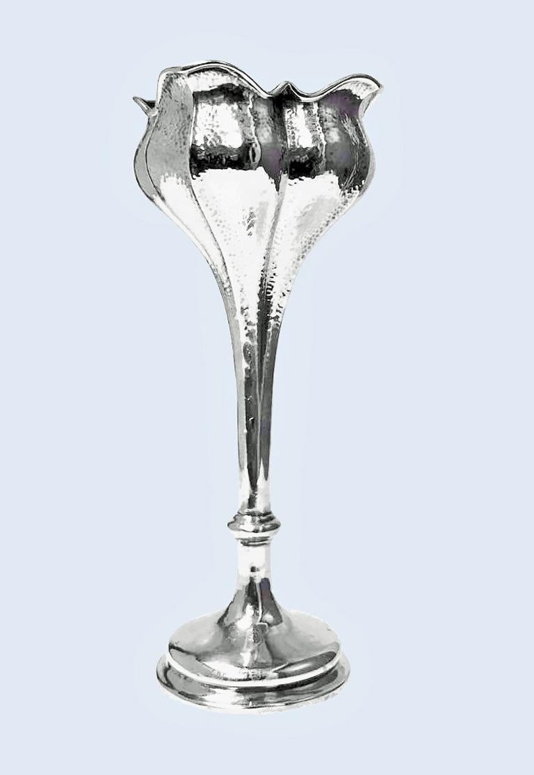 Antique vase à fleurs Art Nouveau en argent sterling martelé, Birmingham 1902 Henry Matthews. Le vase est posé sur une base de piédestal unie et moulée, s'élevant vers une tige unie et nouée et un support évasé martelé à bord volanté en forme de