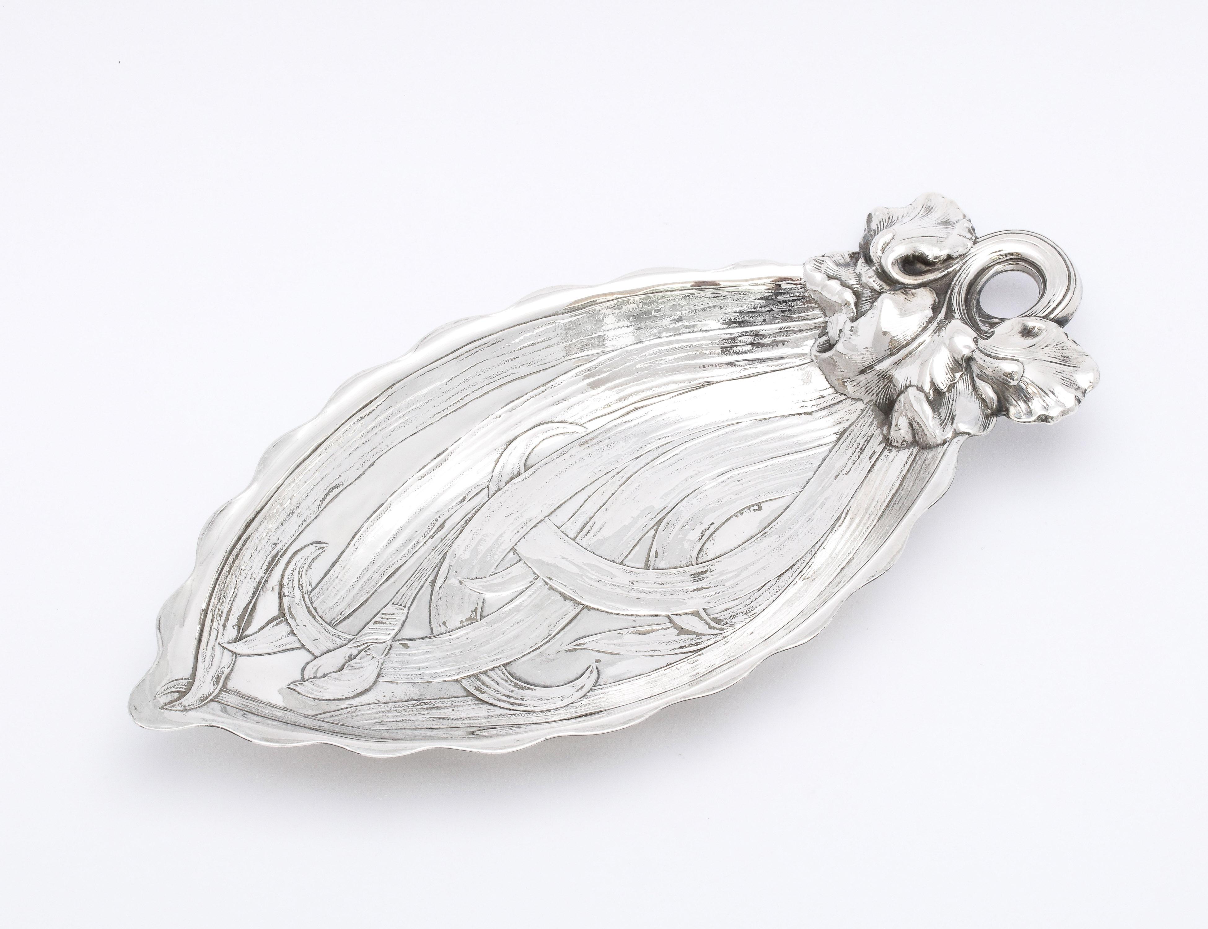 Bombonera de plata de ley con forma de hoja, modelo Art Nouveau, Gorham Manufacturing Co., Providence, Rhode Island, año de fabricación: 1933. Una foto de uno de estos platos aparece en el libro Gorham Silver de Charles Carpenter Jr. en la p. 217.