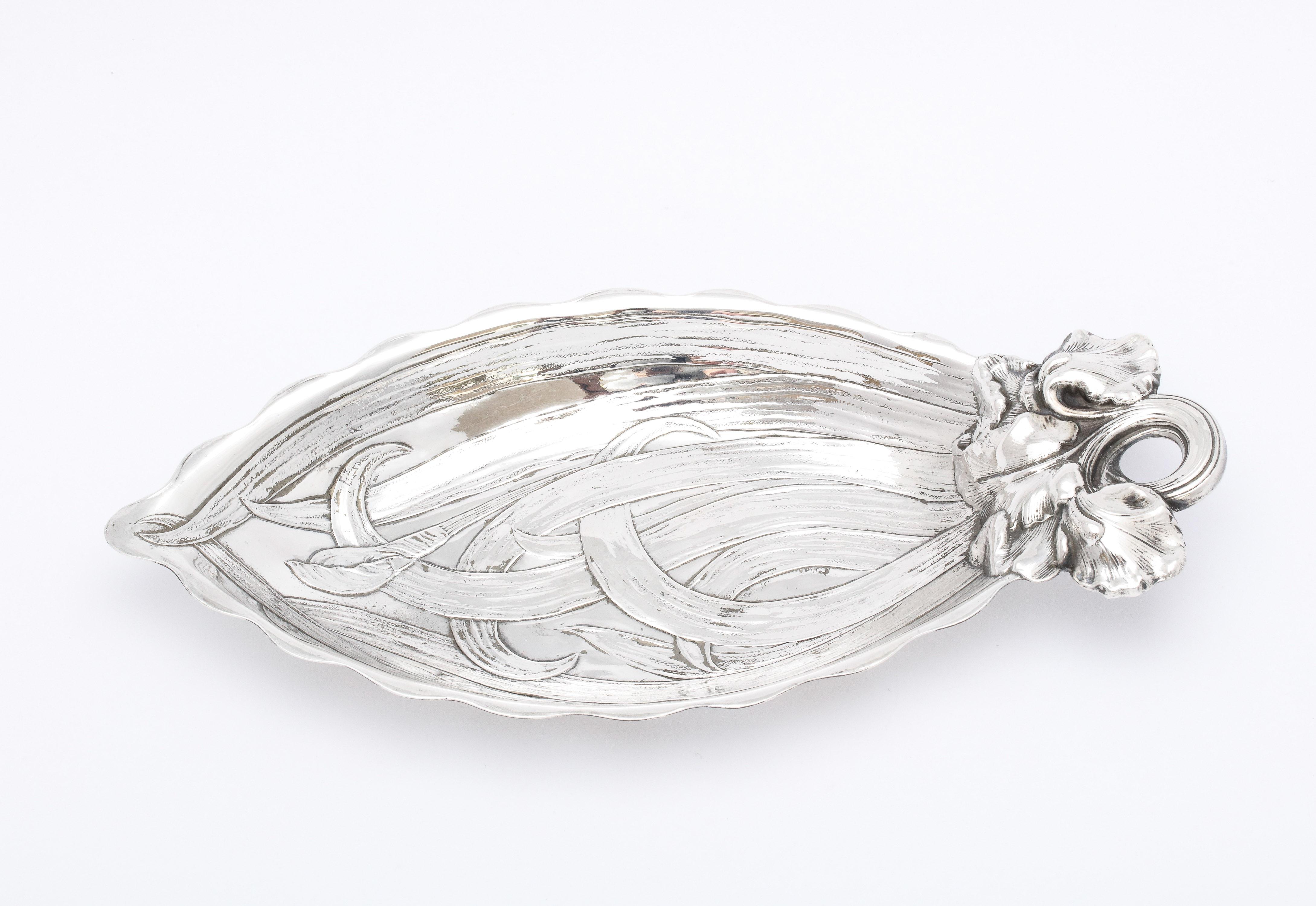 Plato bombonera Art Nouveau de plata de ley en forma de hoja de Gorham Estadounidense en venta