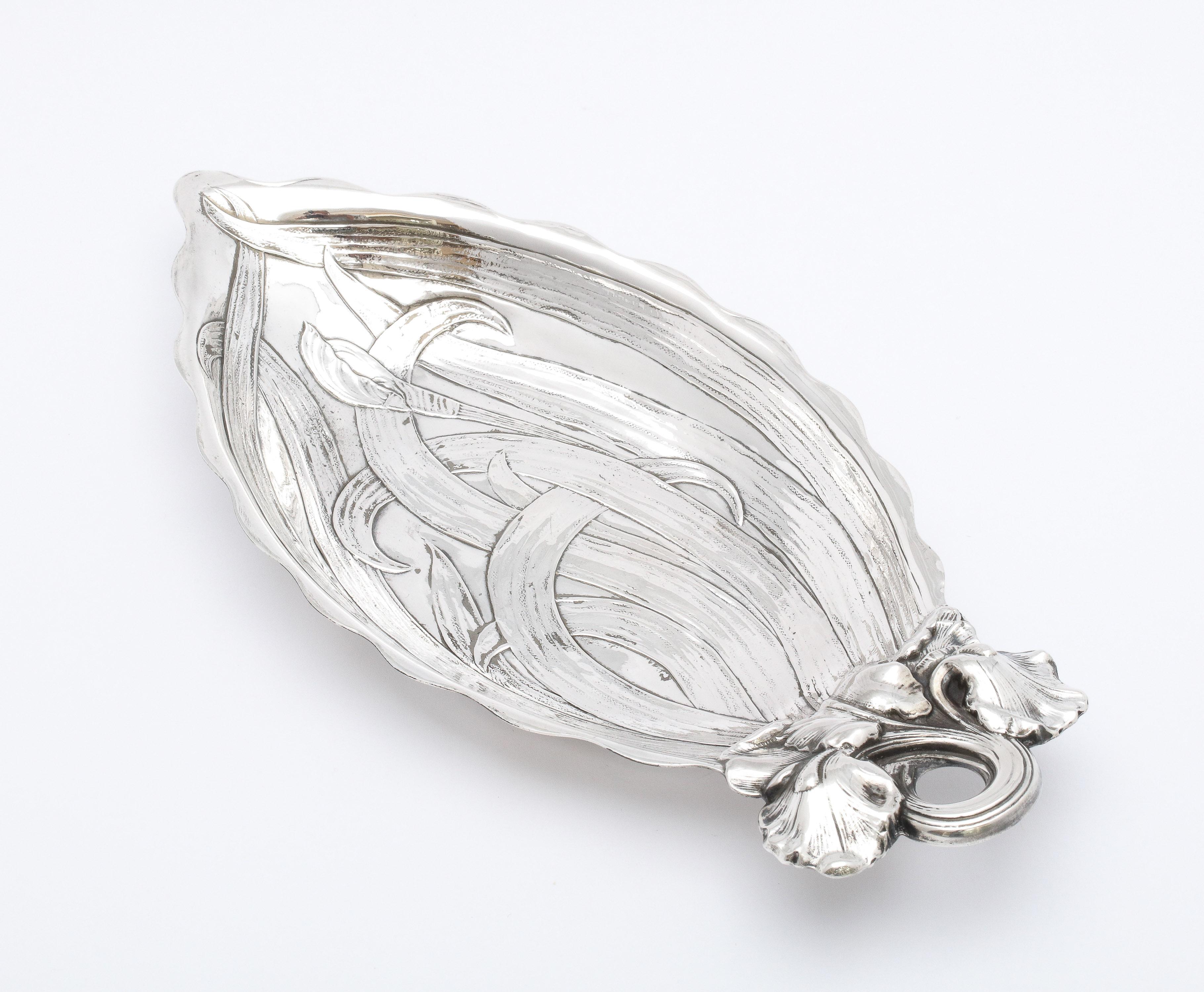 Mid-20th Century Art Nouveau Sterling Silver Leaf-Form Bonbon Dish By Gorham For Sale