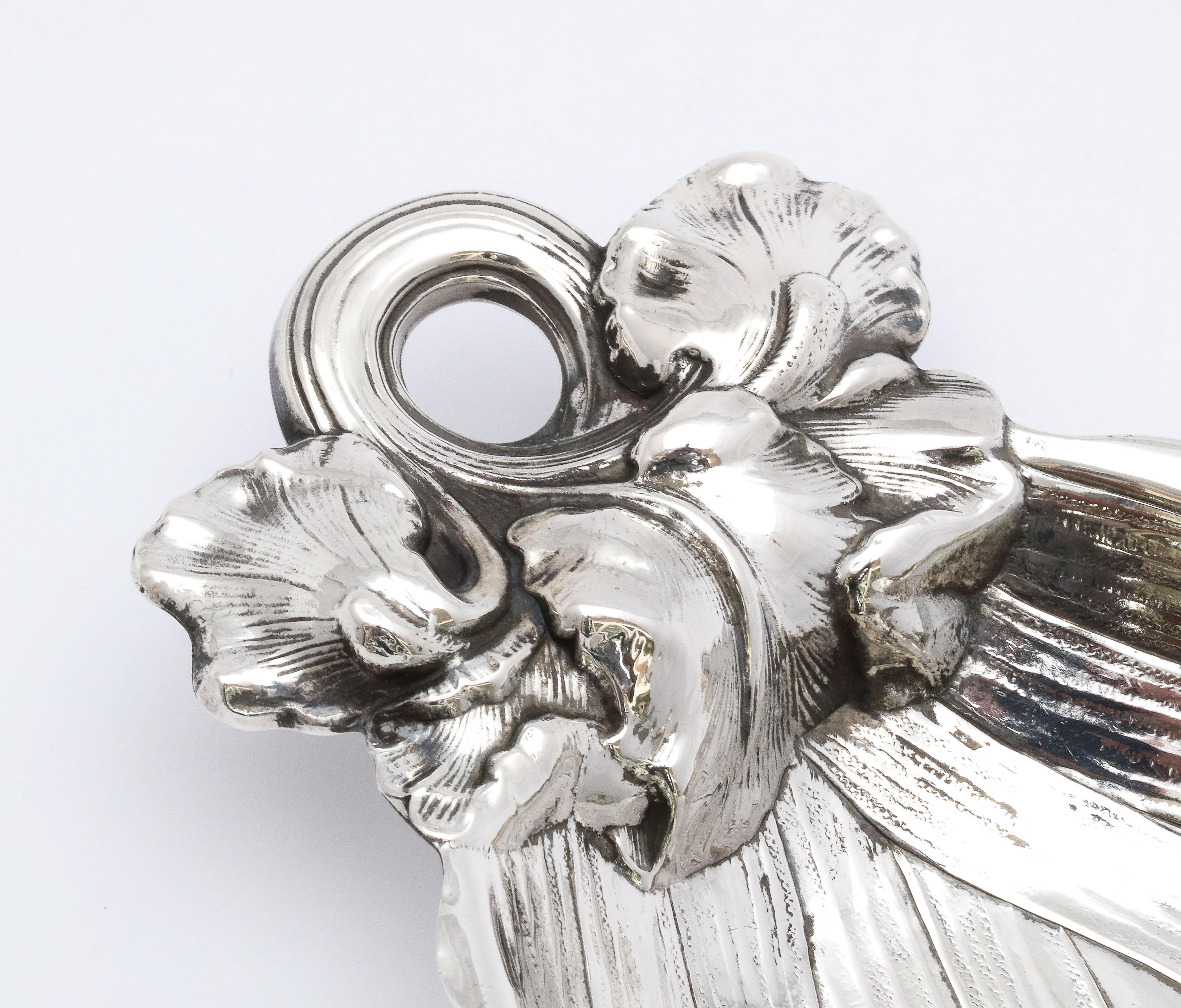 Plato bombonera Art Nouveau de plata de ley en forma de hoja de Gorham en venta 1