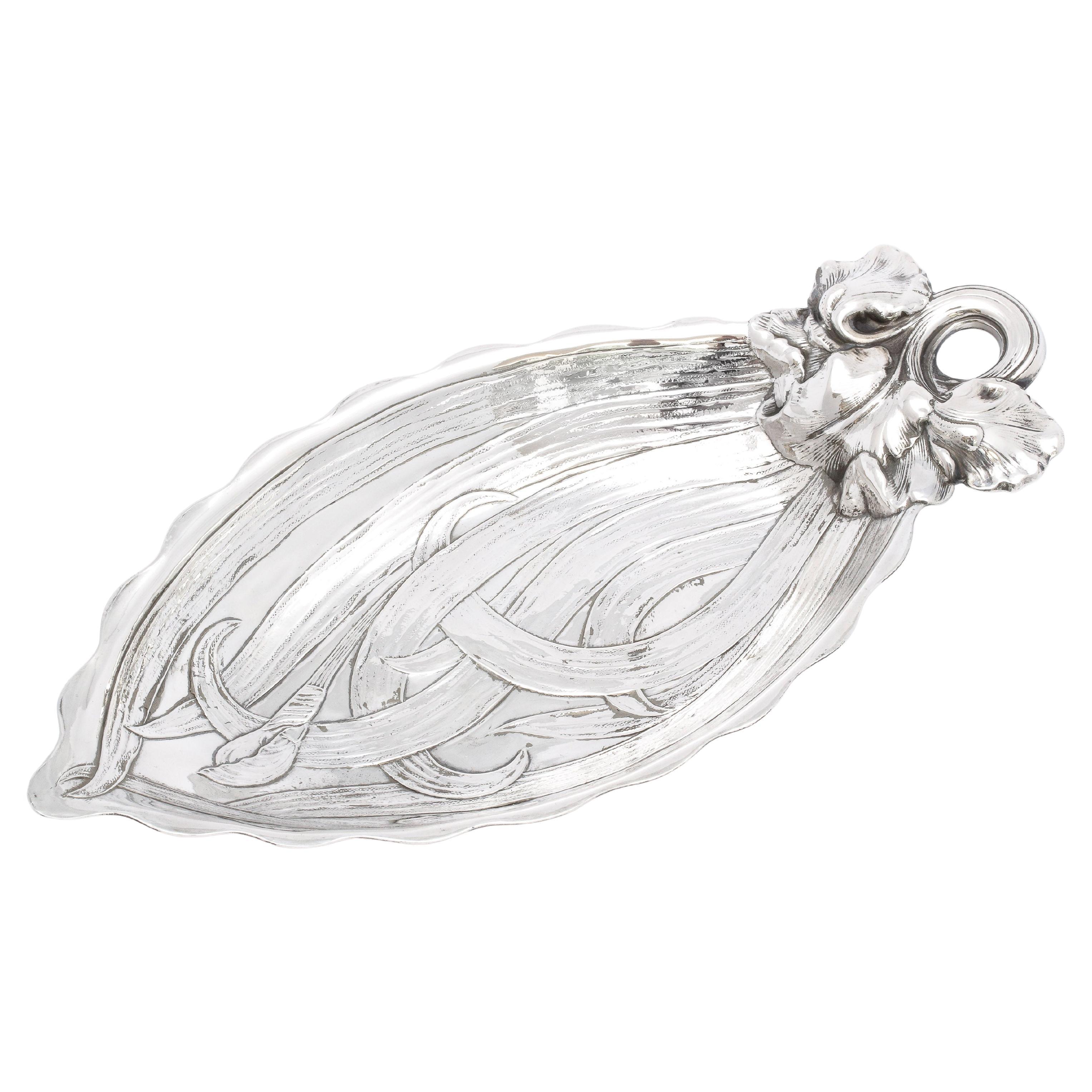 Plato bombonera Art Nouveau de plata de ley en forma de hoja de Gorham