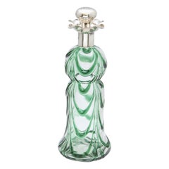 Carafe Art Nouveau en verre soufflé transparent et vert foncé montée en argent sterling