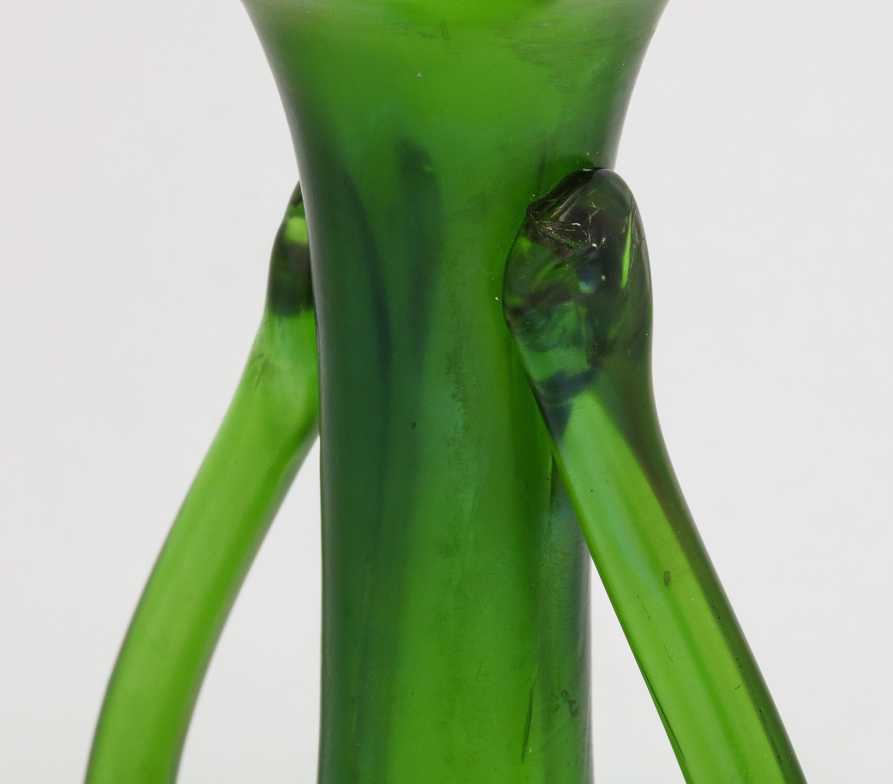 Art Nouveau Jarrón capullo de vidrio artístico verde iridiscente montado en plata de ley en venta 4