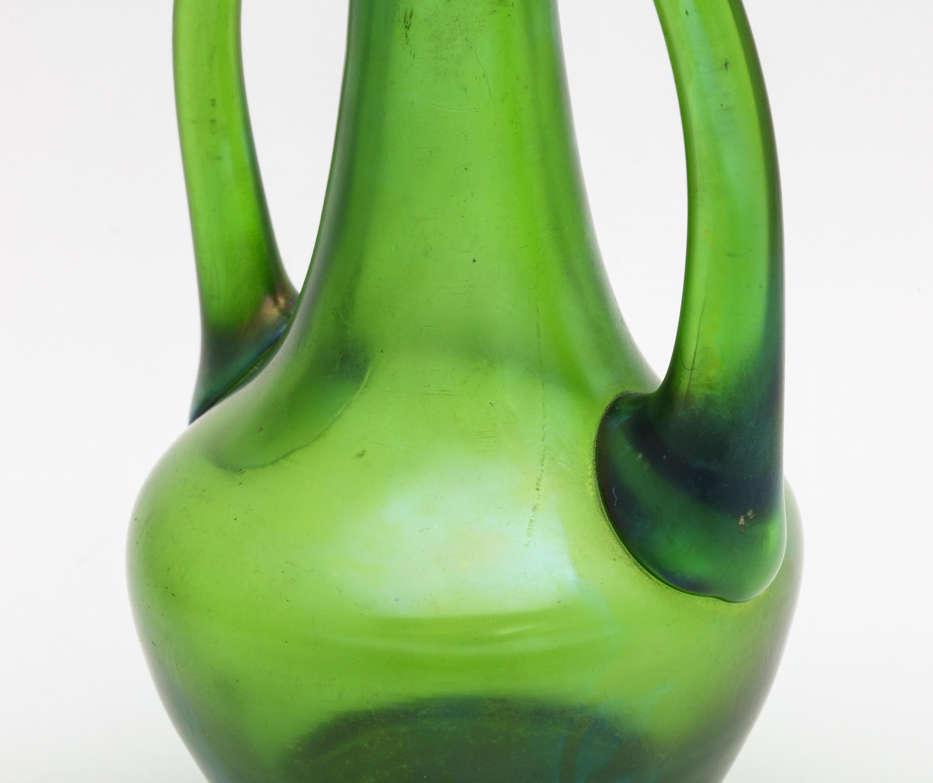 Art Nouveau Sterling Silber- montiert irisierend grün Kunstglas Knospe Vase im Angebot 4