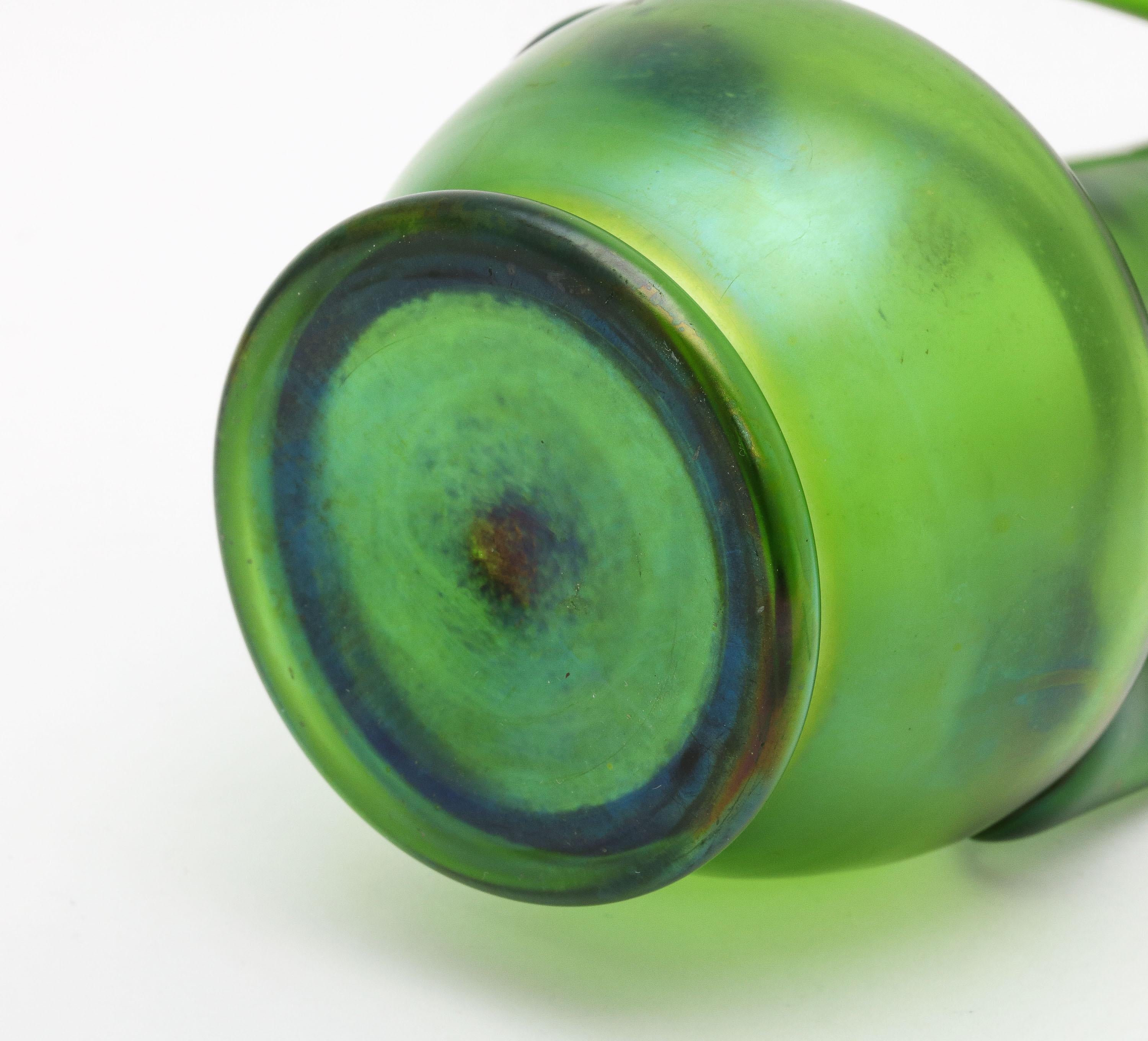 Art Nouveau Jarrón capullo de vidrio artístico verde iridiscente montado en plata de ley en venta 6