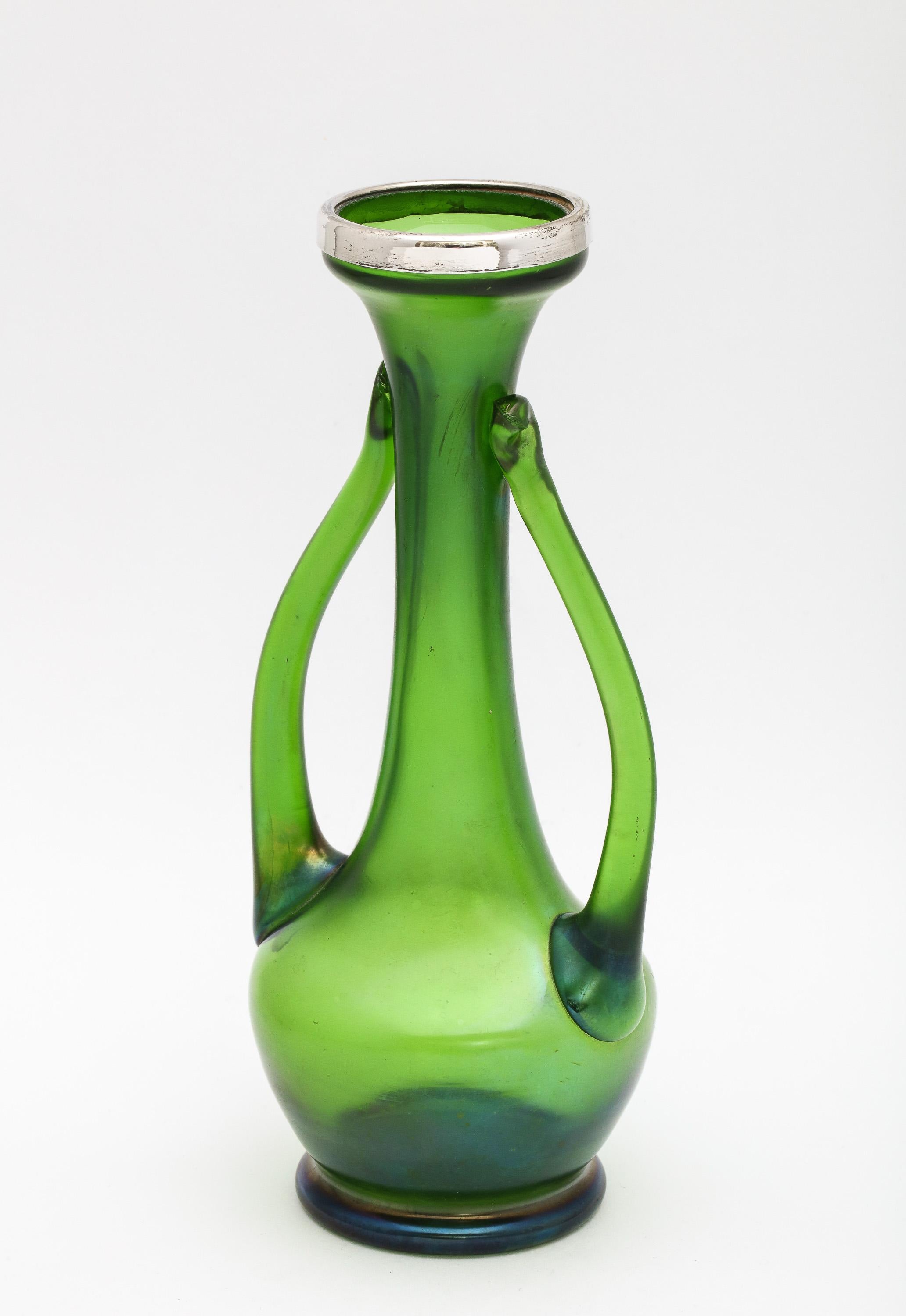 Art Nouveau Jarrón capullo de vidrio artístico verde iridiscente montado en plata de ley Inglés en venta