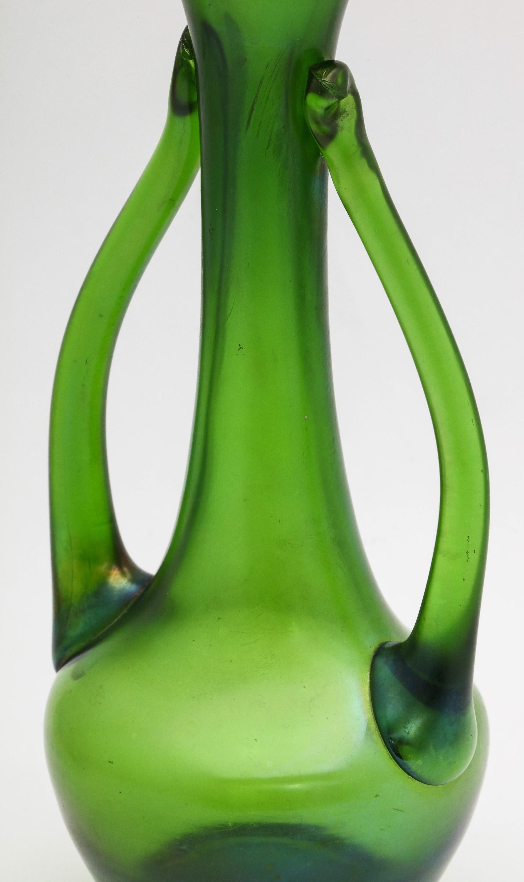 Anglais Art Nouveau Sterling Silver- Mounting Iridescent Green Art Glass Bud Vase en vente