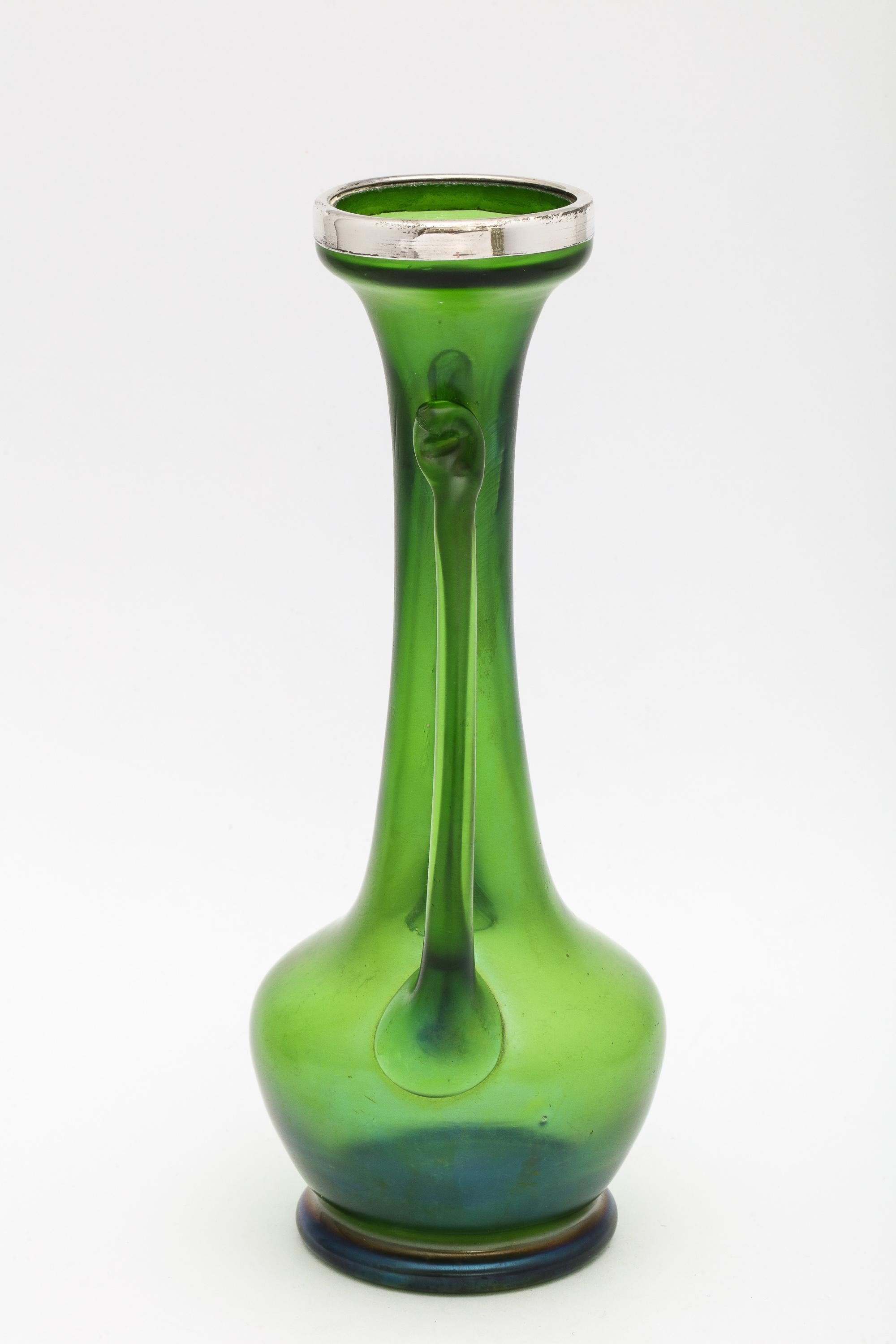 Début du 20ème siècle Art Nouveau Sterling Silver- Mounting Iridescent Green Art Glass Bud Vase en vente