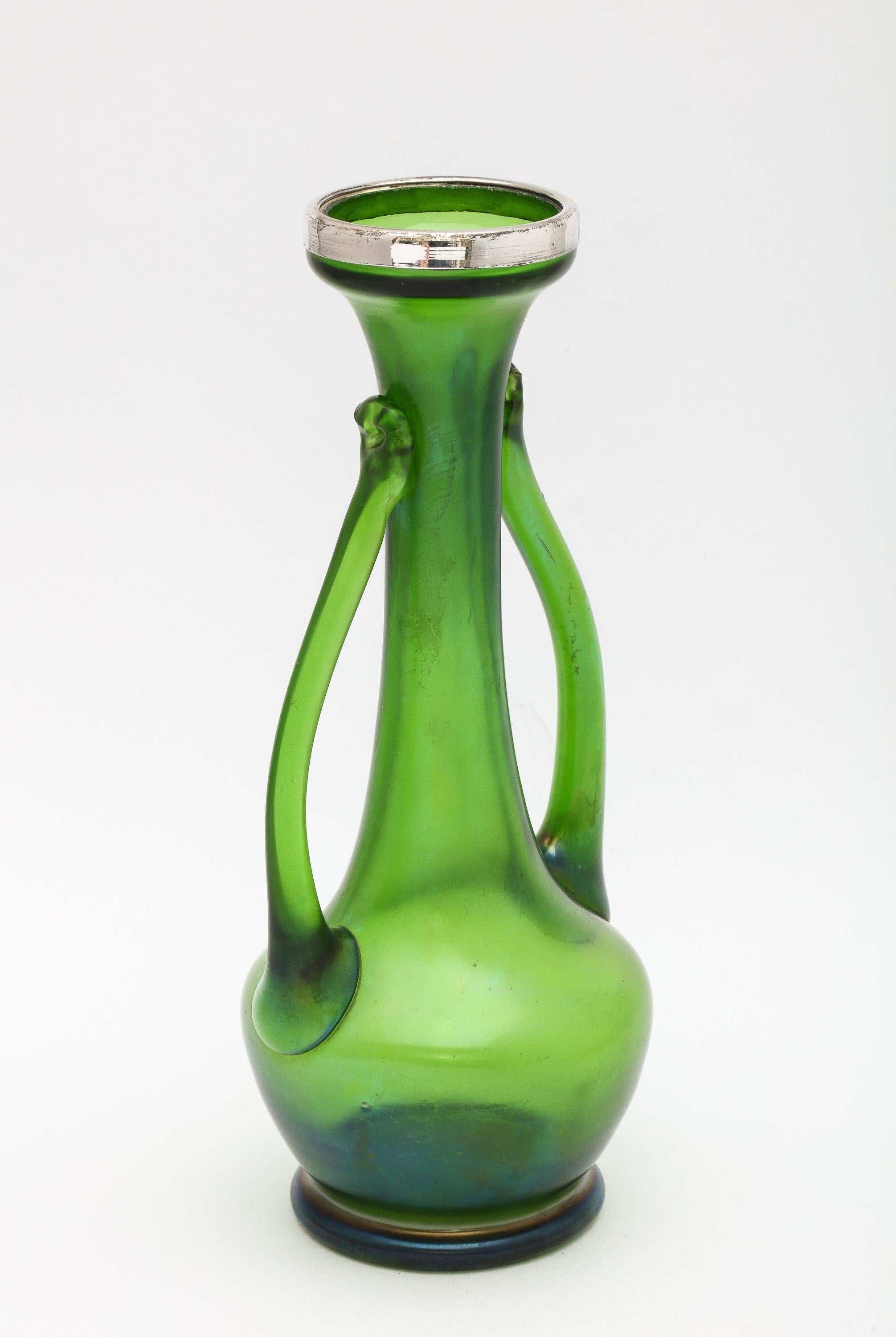 Verre d'art Art Nouveau Sterling Silver- Mounting Iridescent Green Art Glass Bud Vase en vente