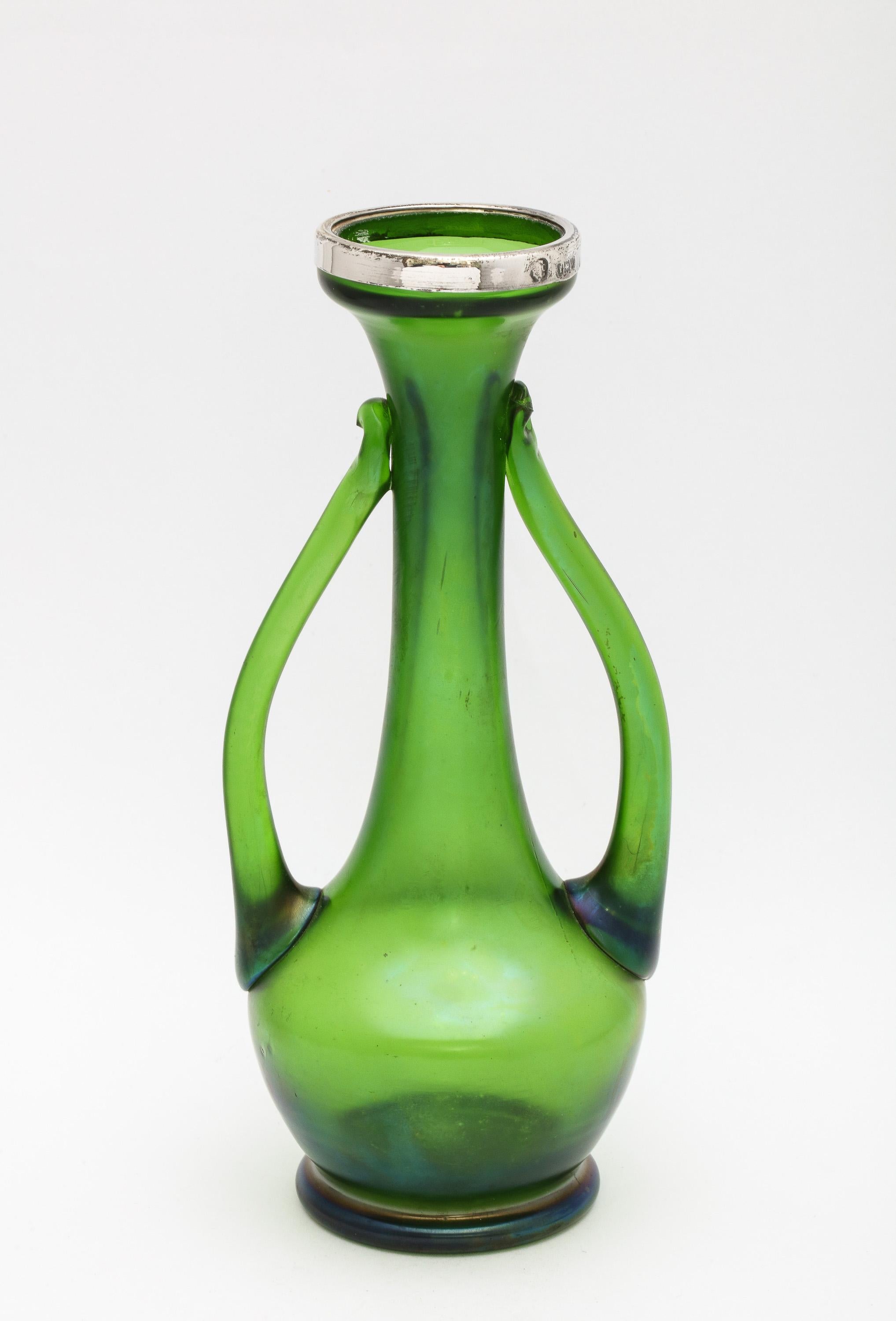 Art Nouveau Jarrón capullo de vidrio artístico verde iridiscente montado en plata de ley en venta 2