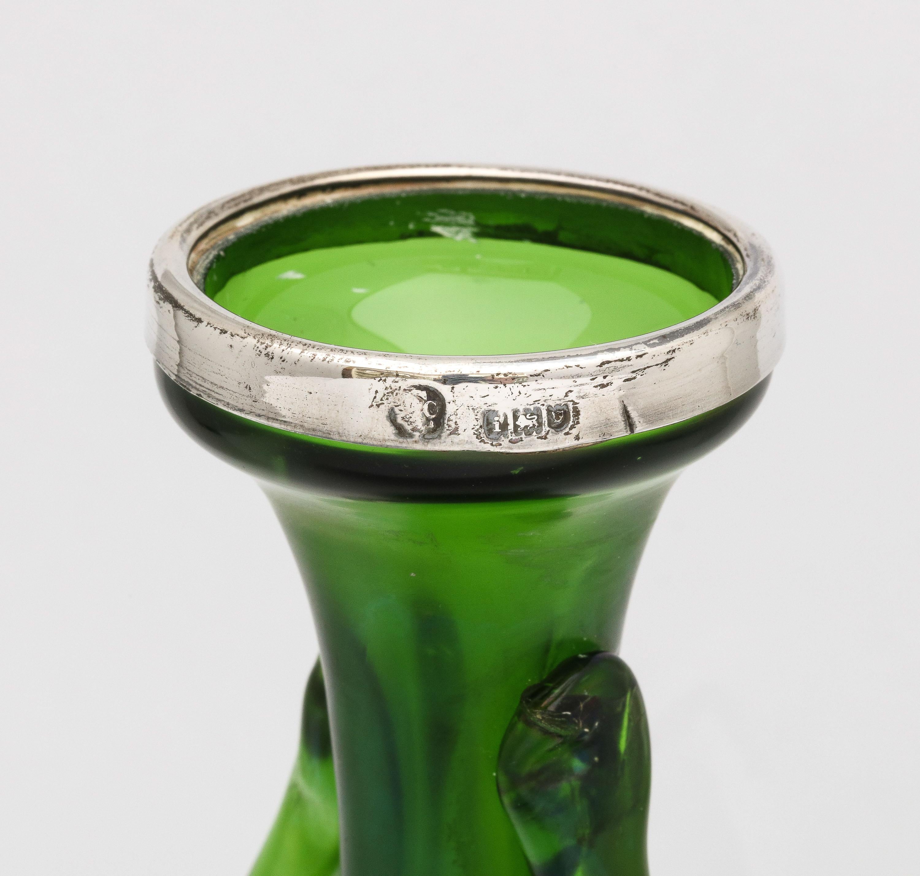 Art Nouveau Sterling Silber- montiert irisierend grün Kunstglas Knospe Vase im Angebot 2