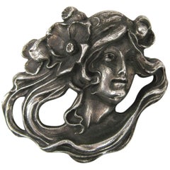 Ritratto di donna in stile Art Nouveau in argento sterling con spilla e ciondolo degli anni '20