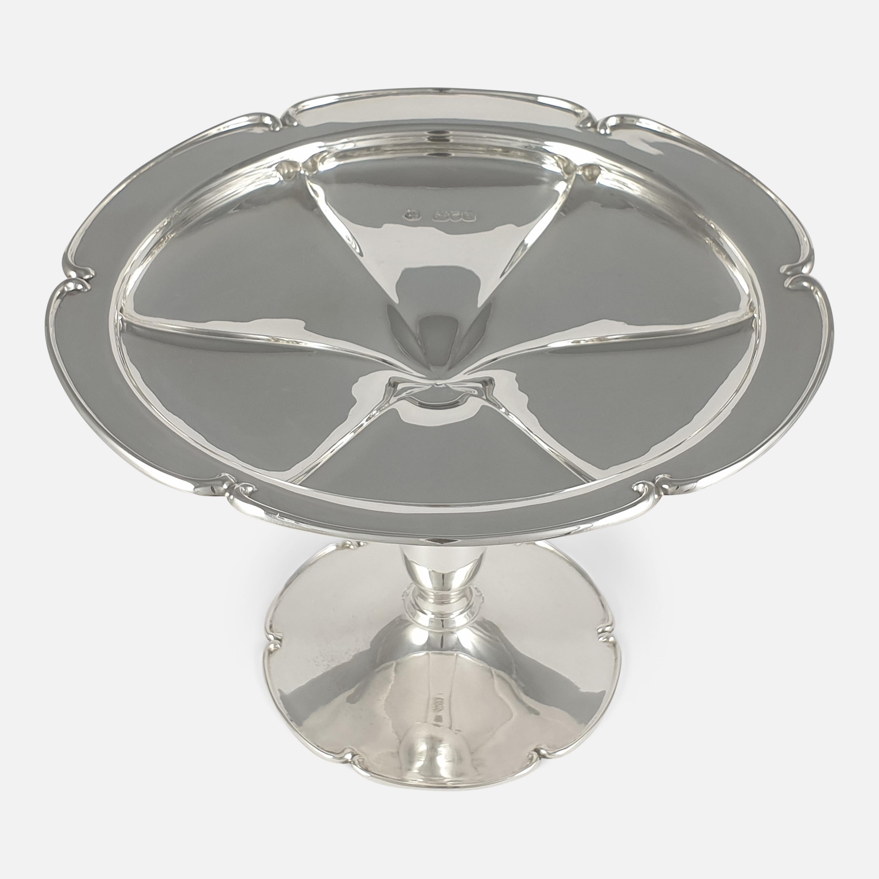 Tazza eduardiana Art Nouveau de plata de ley de R & W Sorley, Londres 1901. El cuenco Tazza es de forma circular perfilada y lobulada, que desemboca en un tallo alargado sobre un pie extendido. La Tazza lleva la marca del fabricante R & W Sorley, la