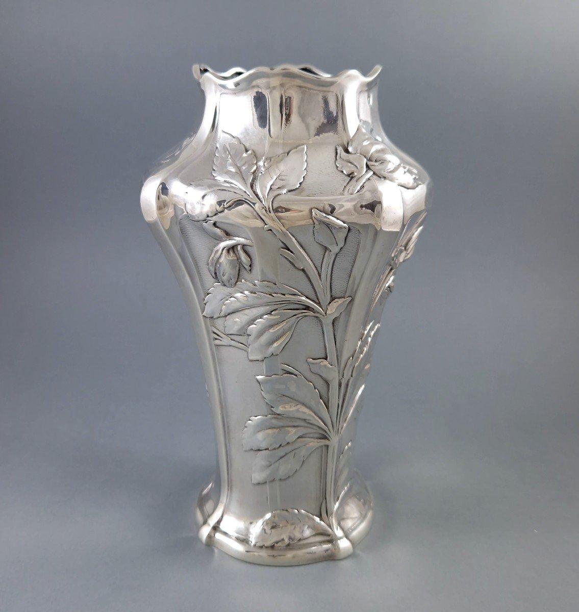 Nice Sterling silver vase from the Art Nouveau period 

Decorated with leafy and flowering branches 

Hallmarked Minerva hallmark 1st title for 950/1000 purity silver
Silversmith: Gustave Leroy 

Height: 19.5 cm 
Weight: 408 grams