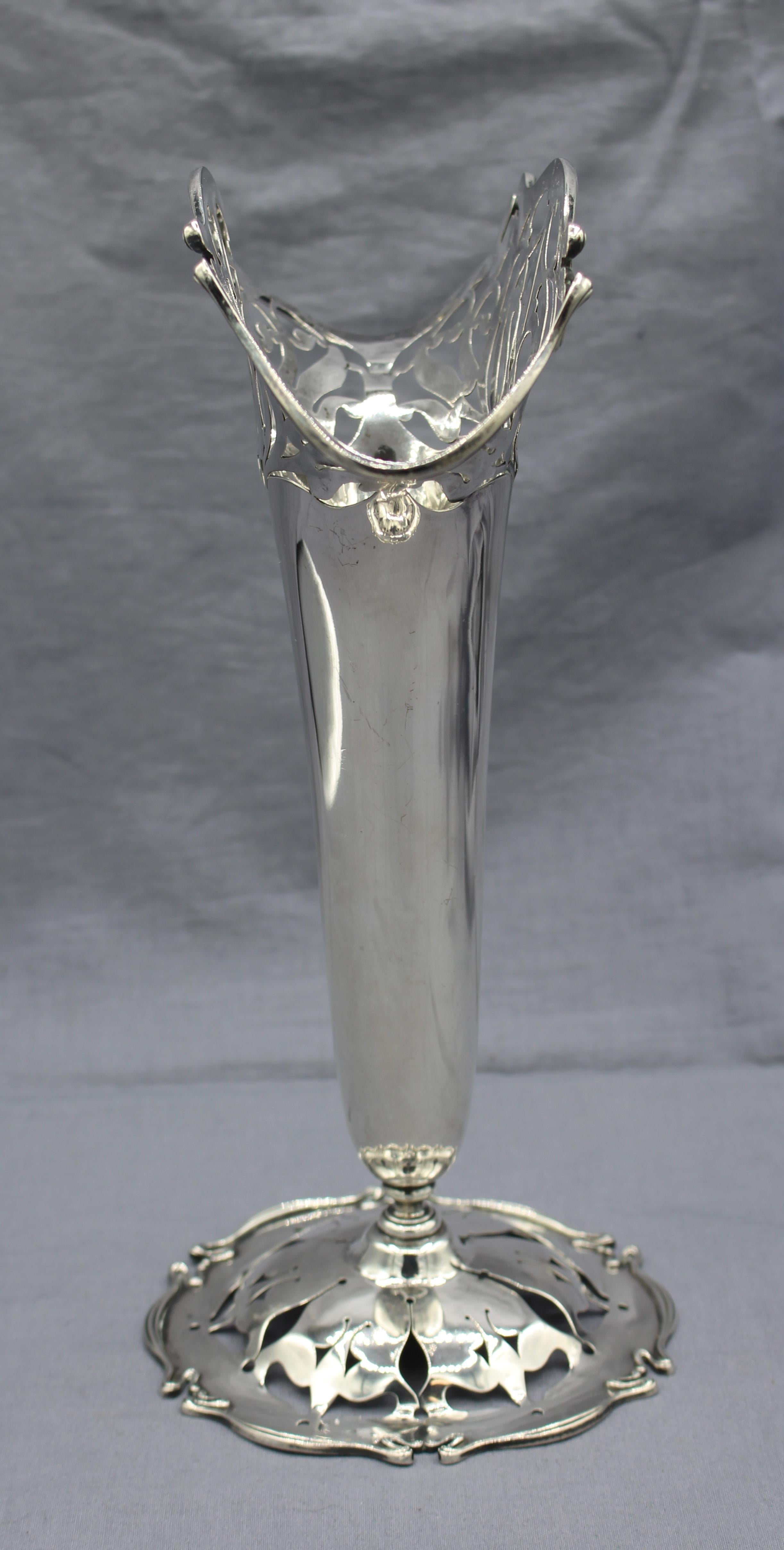 A quintessential Art Nouveau sterling silver vase by Frank Smith, Gardner, MA. The swirling base & lip moldings are perfection. The cut work motifs play on the movement of the moldings. 8.8 troy oz.
Measures: 10