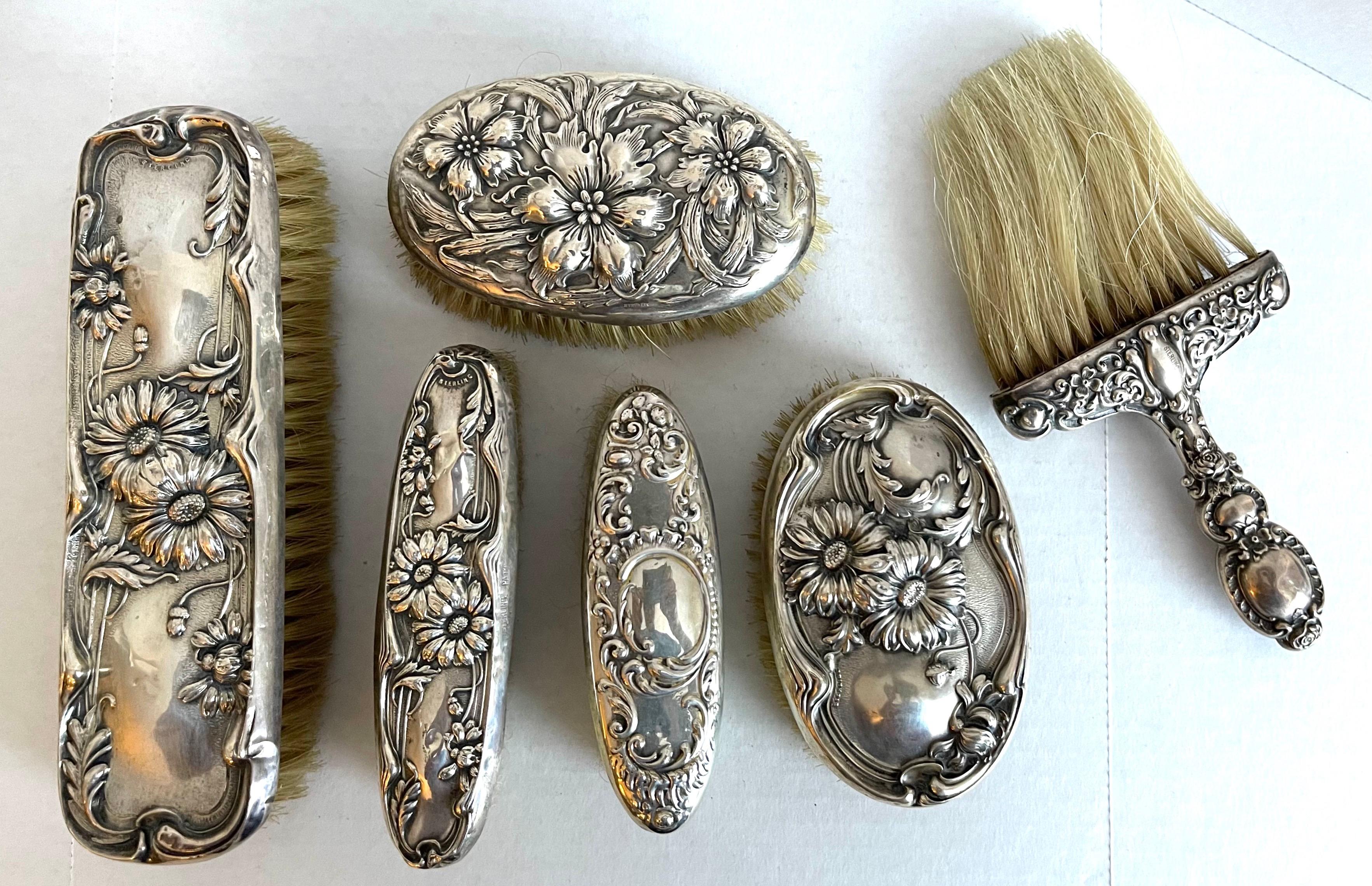 Juego de 6 cepillos de tocador Art Nouveau de plata de ley. Estadounidense, hacia 1900. 
Todo estampado Sterling. Cerdas de crin originales. 
Cada pincel presenta un motivo floral repoussè ligeramente distinto.