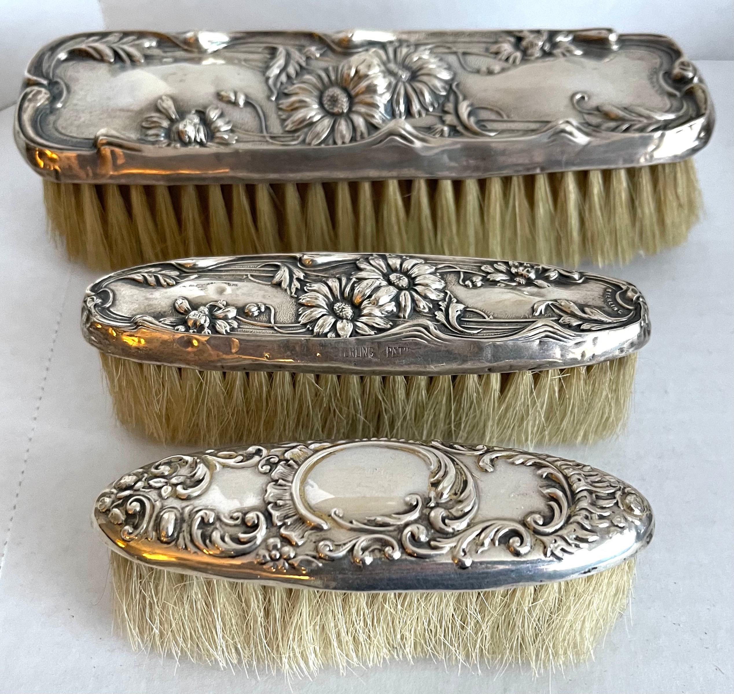 Pinceles de tocador Art Nouveau de Sterling, set de 6 Repujado en venta
