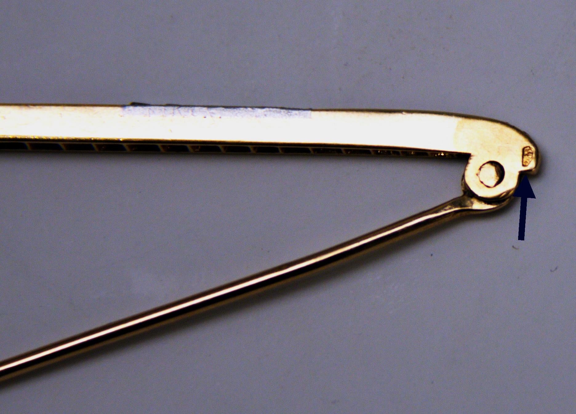 Women's Art Nouveau Stick Brooch Gold 585 Rubies 0.30 ct Diamonds 0.20 ct Vienna c. 1902 For Sale