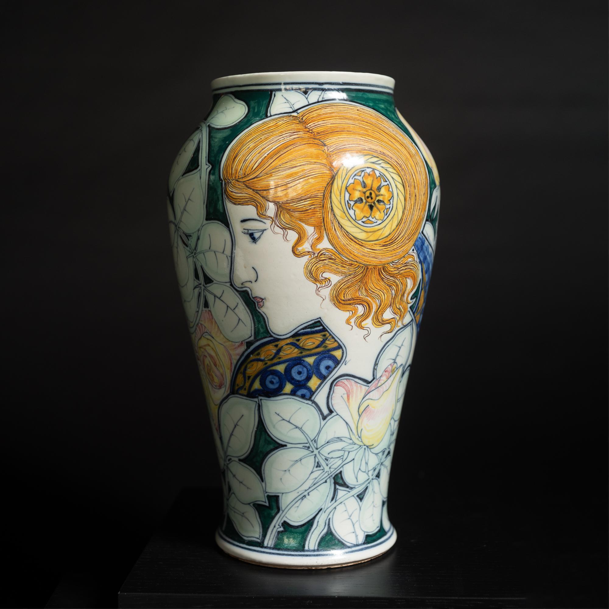 Art nouveau Vase portrait Art Nouveau Stile Liberty de Galileo Chini en vente
