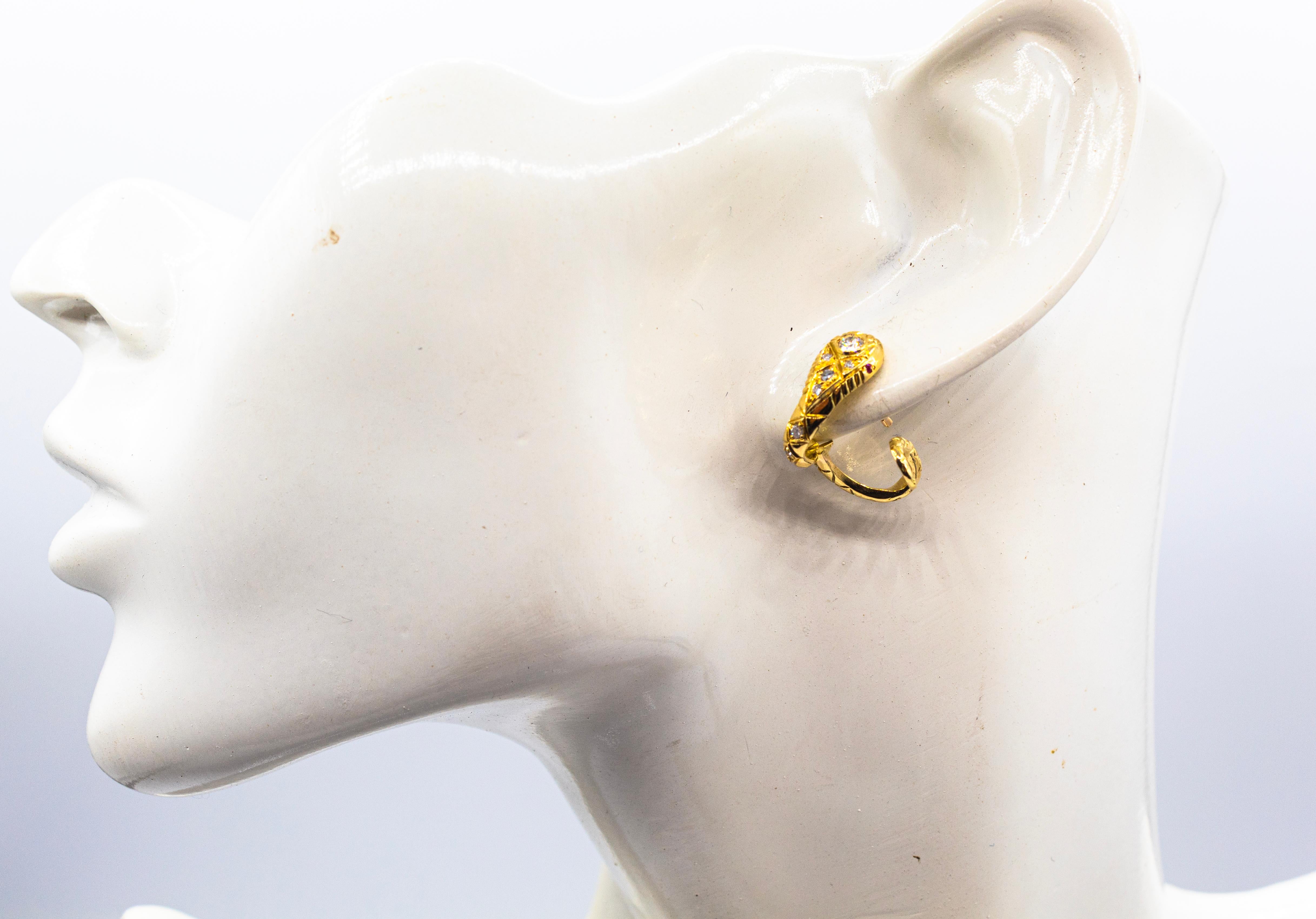 Orecchini a cerchio in stile Art Nouveau con diamante bianco e rubino in oro giallo da 0,26 carati in vendita 5