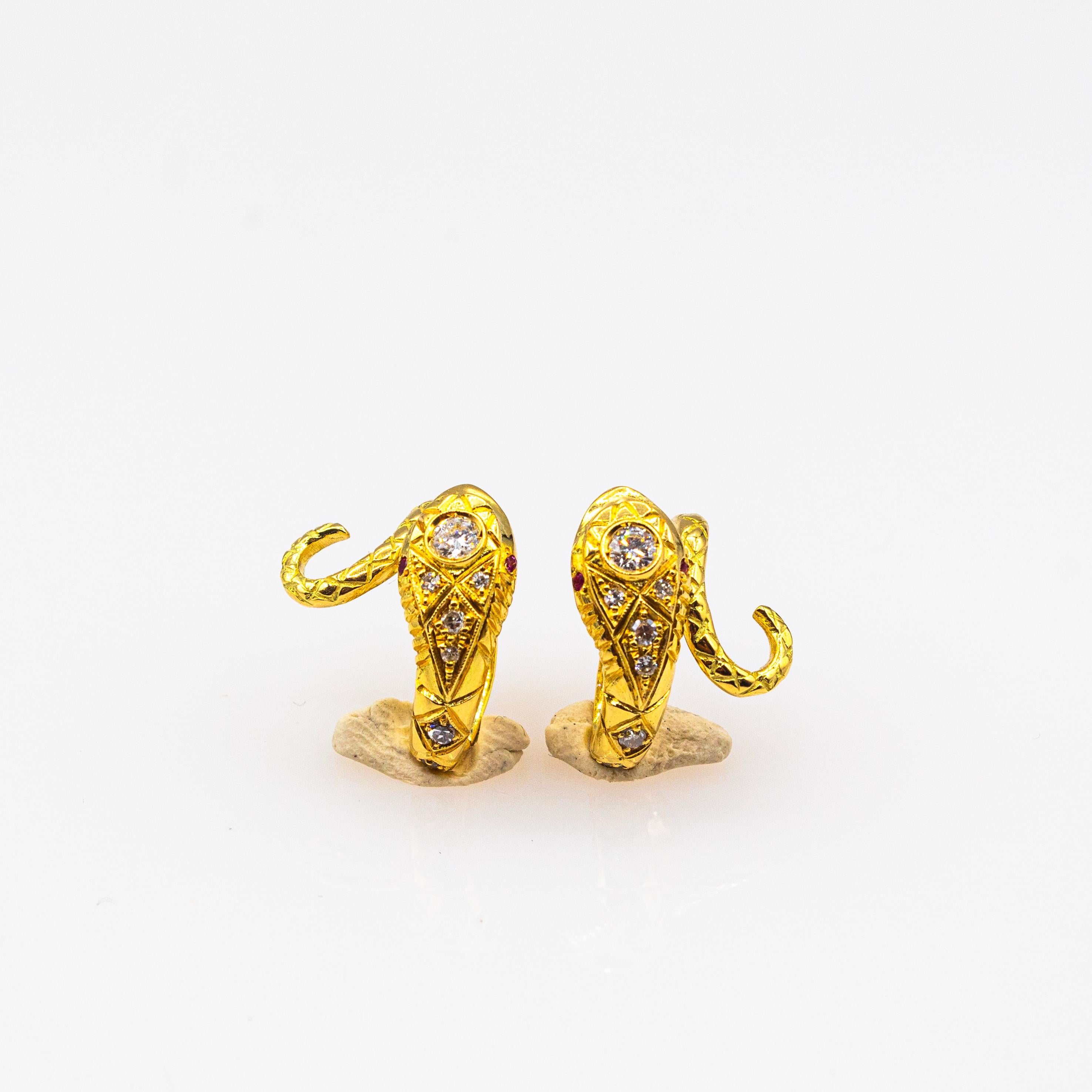 Taglio brillante Orecchini a cerchio in stile Art Nouveau con diamante bianco e rubino in oro giallo da 0,26 carati in vendita