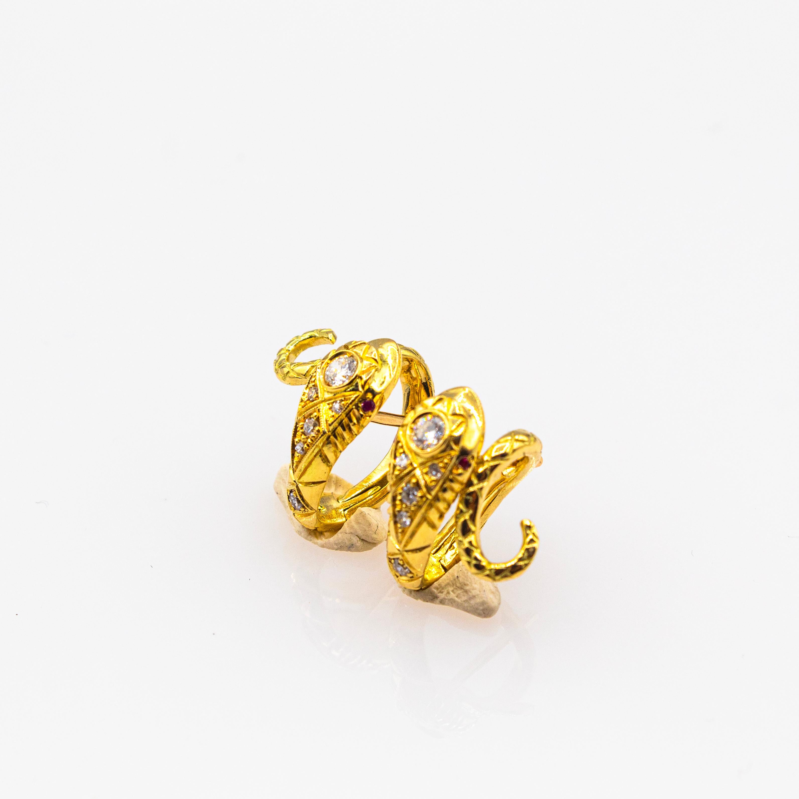 Orecchini a cerchio in stile Art Nouveau con diamante bianco e rubino in oro giallo da 0,26 carati In condizioni Nuovo in vendita a Naples, IT