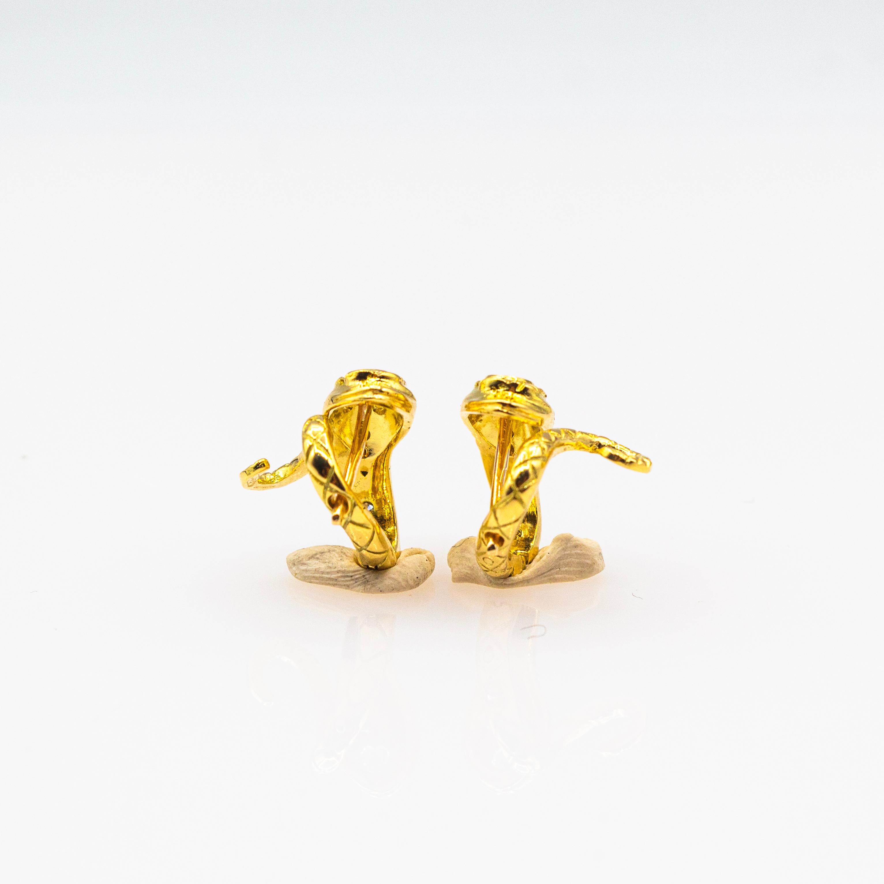Orecchini a cerchio in stile Art Nouveau con diamante bianco e rubino in oro giallo da 0,26 carati in vendita 1