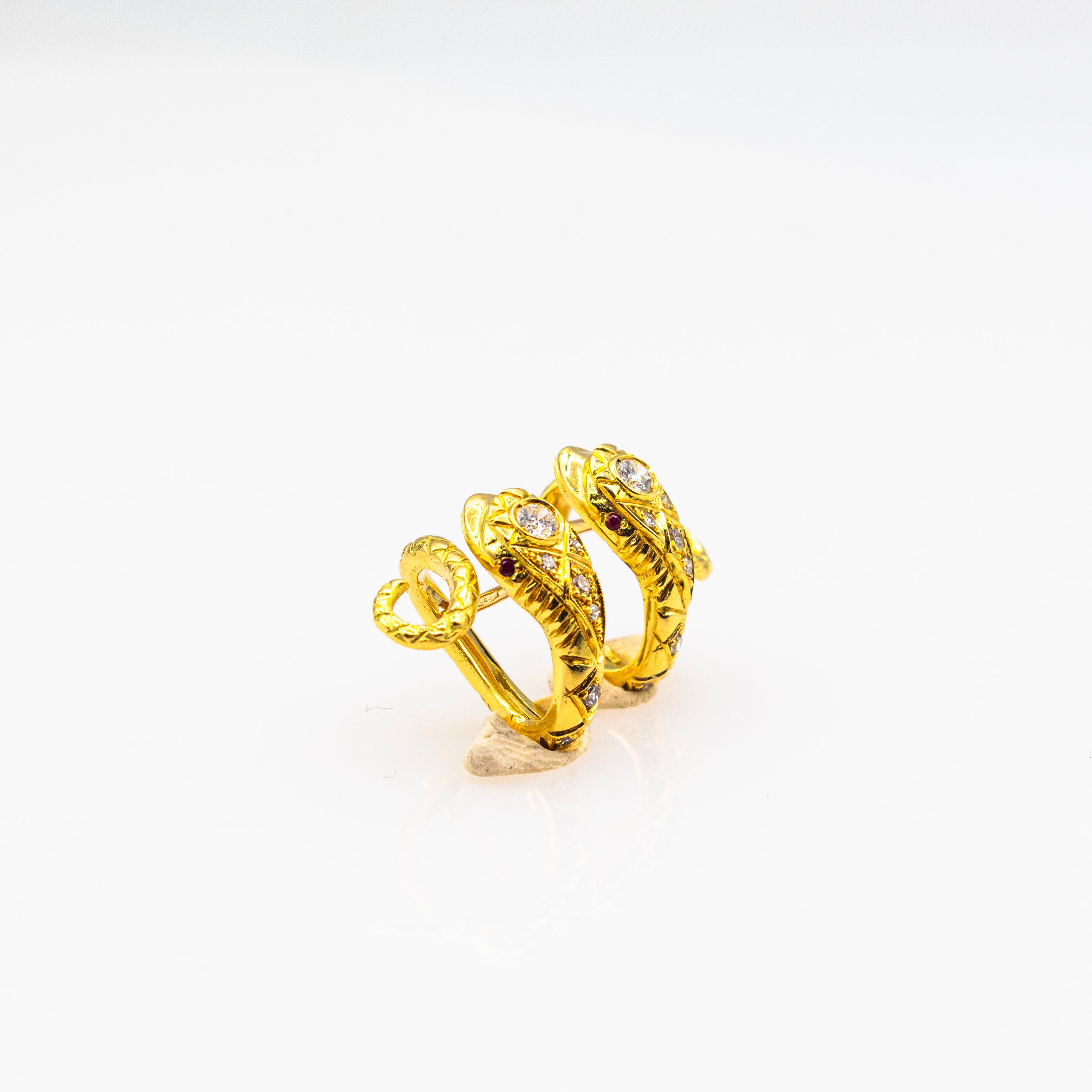 Orecchini a cerchio in stile Art Nouveau con diamante bianco e rubino in oro giallo da 0,26 carati in vendita 2