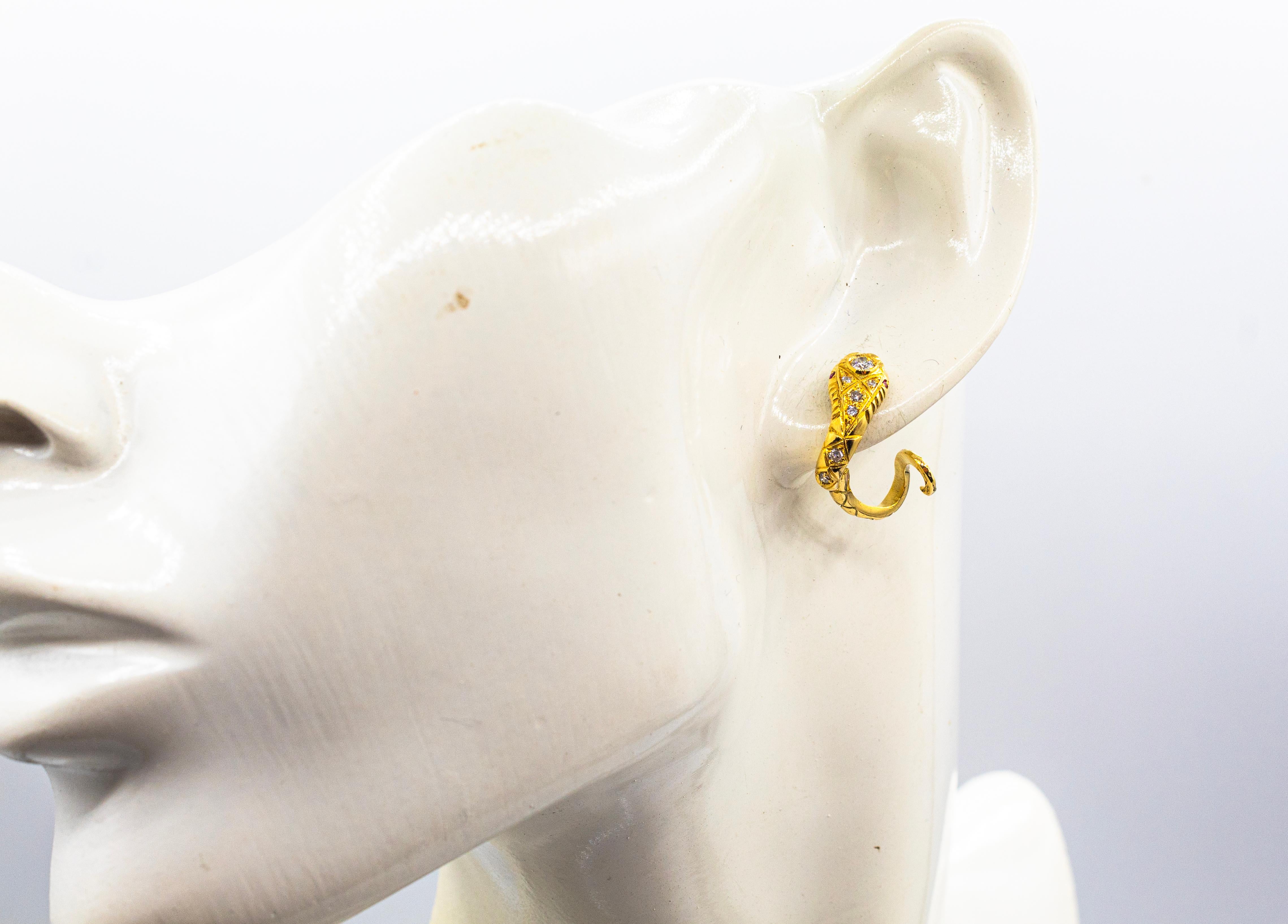Orecchini a cerchio in stile Art Nouveau con diamante bianco e rubino in oro giallo da 0,26 carati in vendita 3