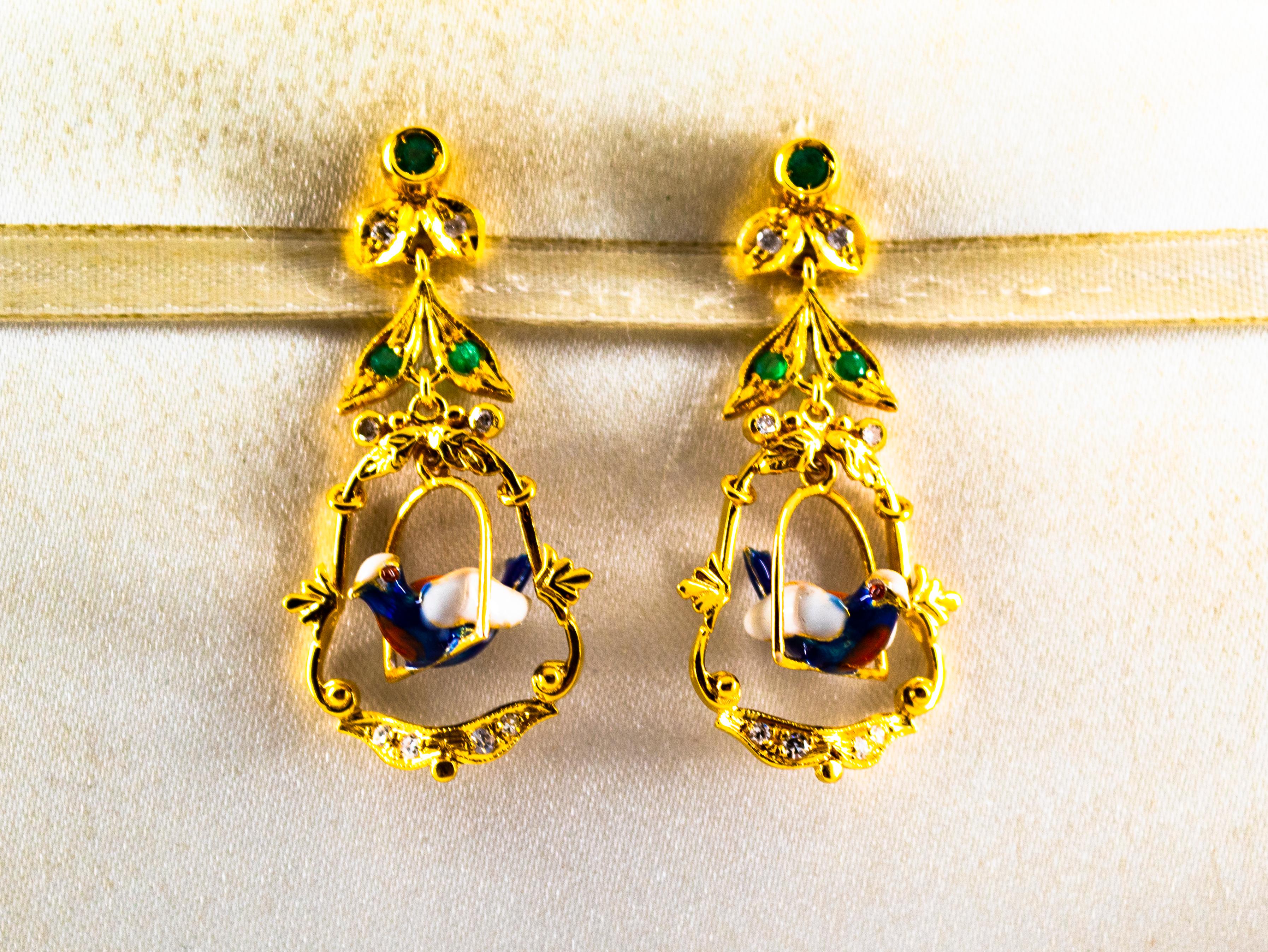 Taglio brillante Orecchini in stile Art Nouveau con diamante bianco e smeraldo smaltato in oro giallo da 0,65 carati in vendita
