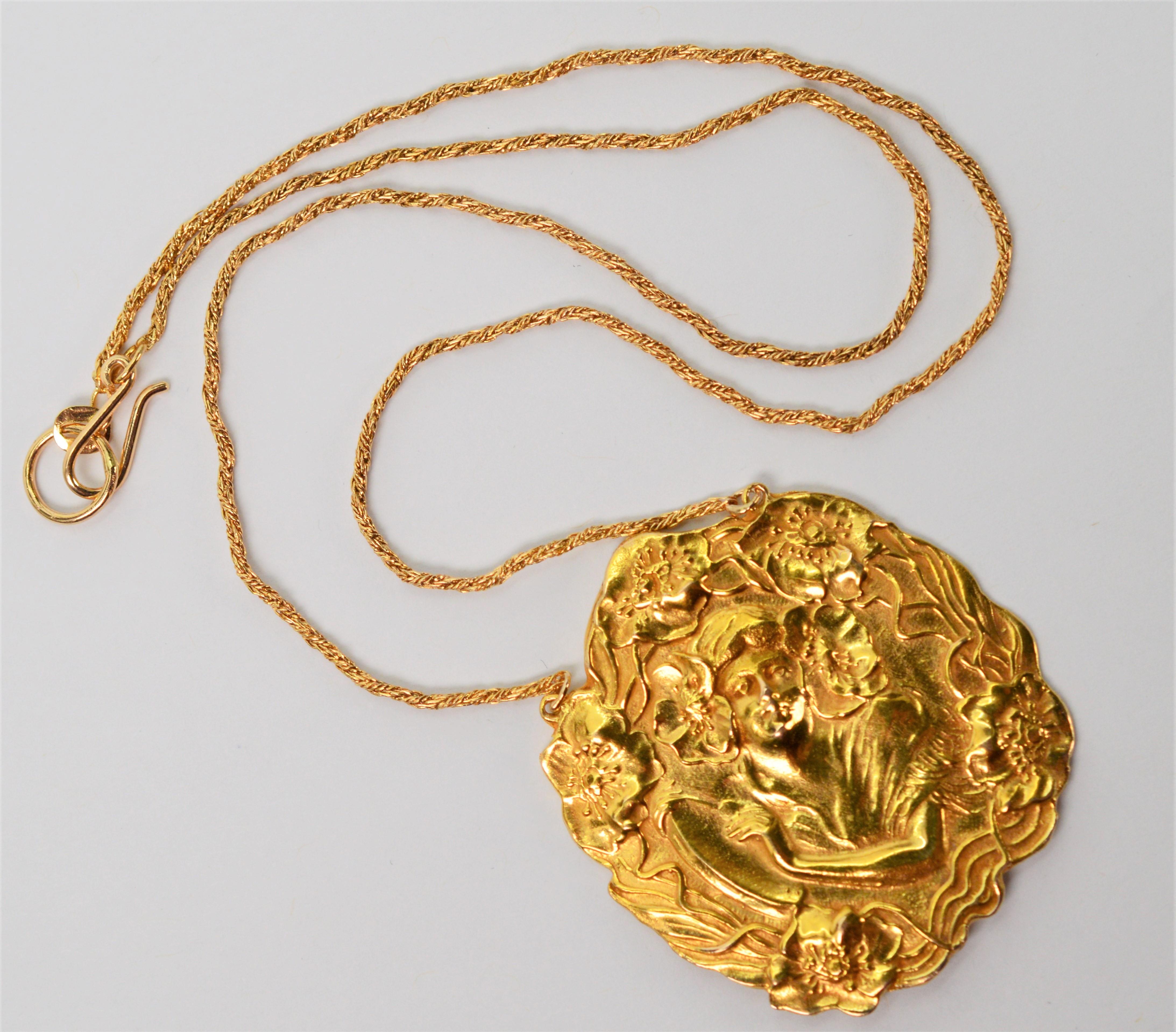 Avec une forme libre fantaisiste moulée en or jaune 14 carats, ce collier pendentif romantique dénote la nature artistique et les courbes du style Art nouveau. Cette reproduction artisanale d'un pendentif ancien est suspendue à une chaîne en or de