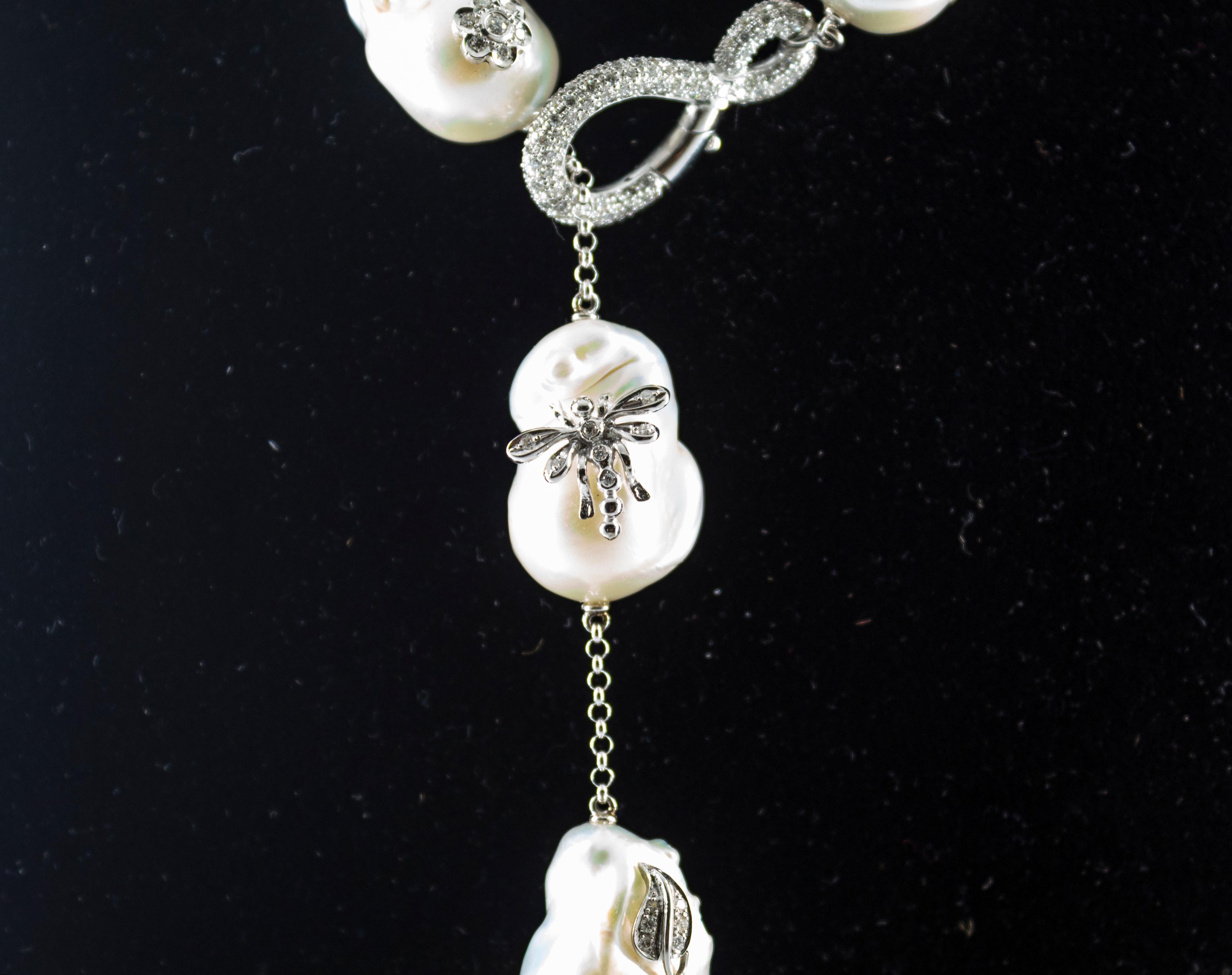 Collier en goutte de style Art nouveau en or blanc avec perles et diamants blancs de 1,75 carat Unisexe en vente