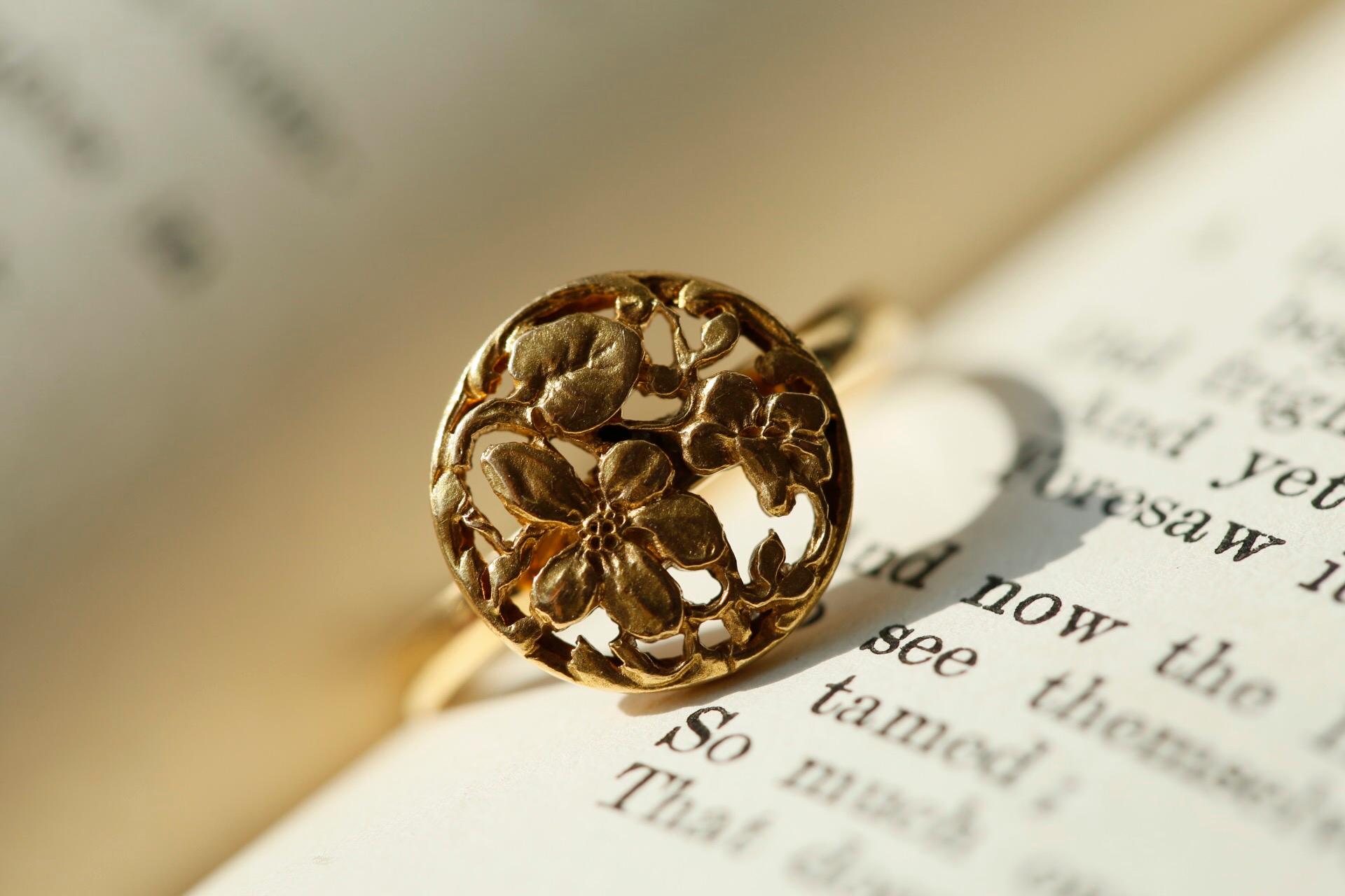 Women's or Men's Art Nouveau Style Floral 18 Karat Gold Ring