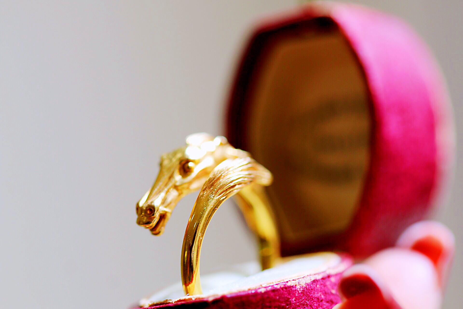 Art Nouveau Style 18 Karat Gold Horse Head Crossover Ring In Excellent Condition In Banbury, GB