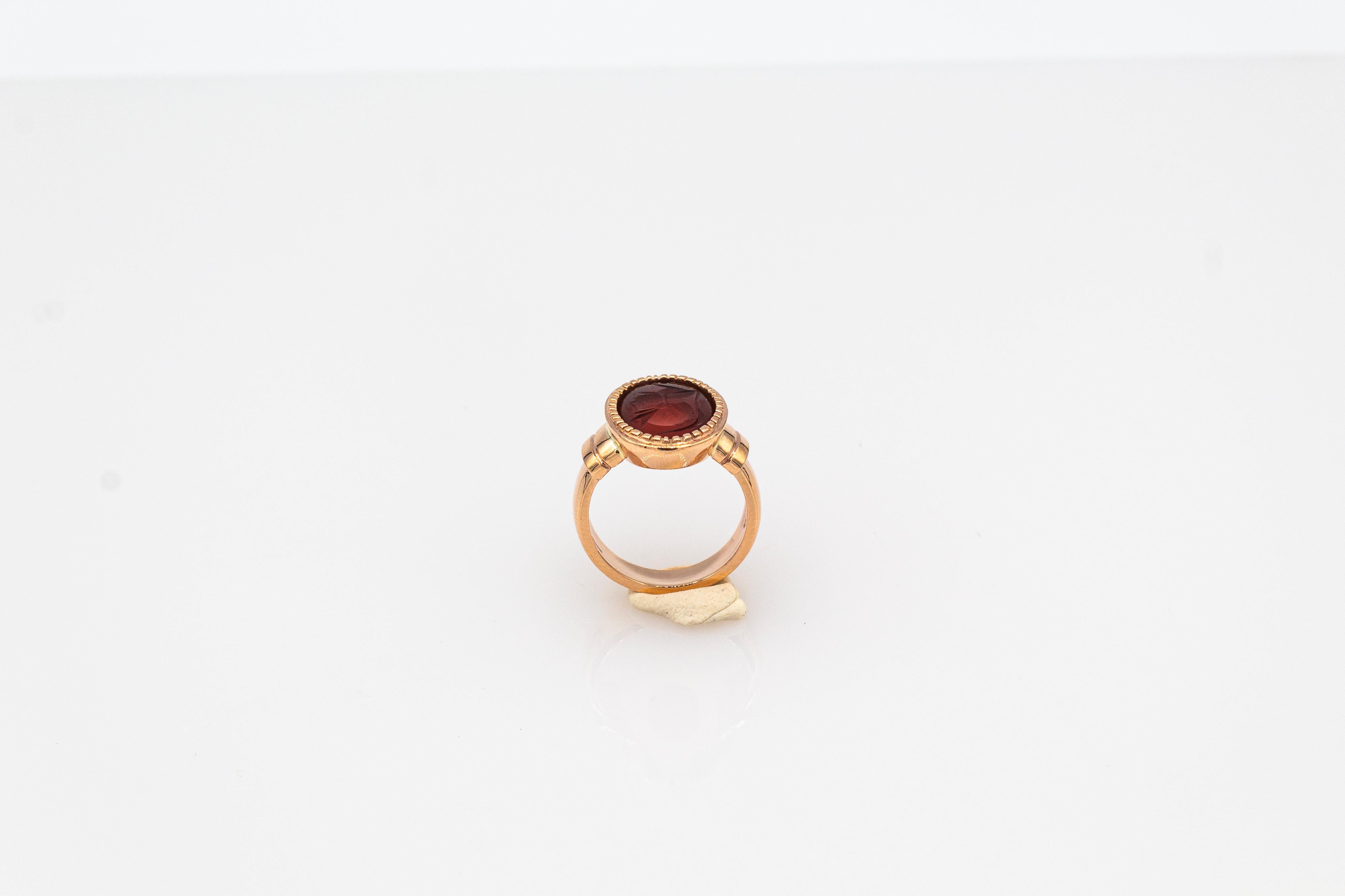 Women's or Men's Art Nouveau Style 4.20 Carats Carved Red Carnelian Yellow Gold Cocktail Ring For Sale