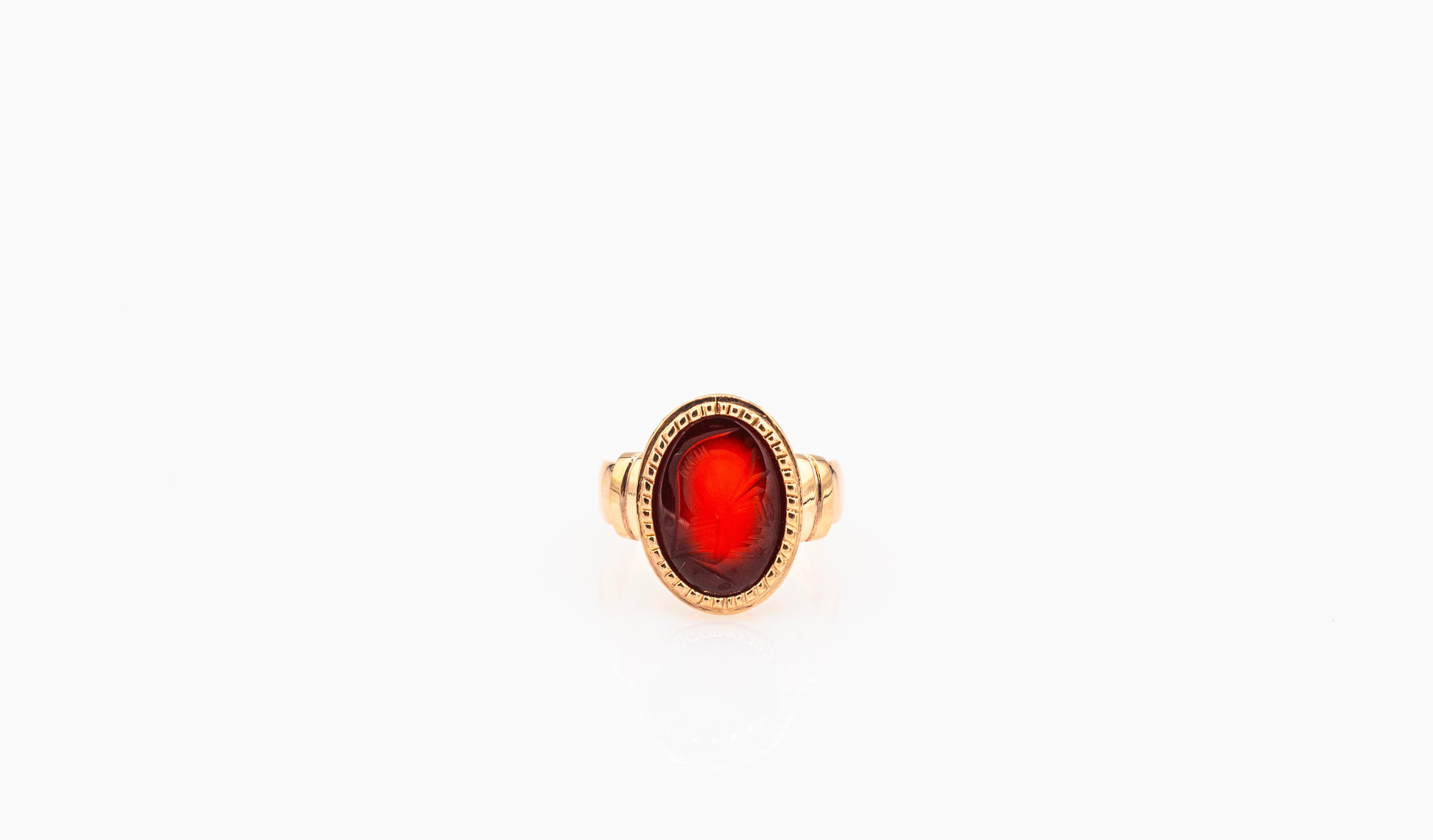 Bague cocktail de style Art nouveau en or jaune avec cornaline rouge sculptée de 4,20 carats en vente 2
