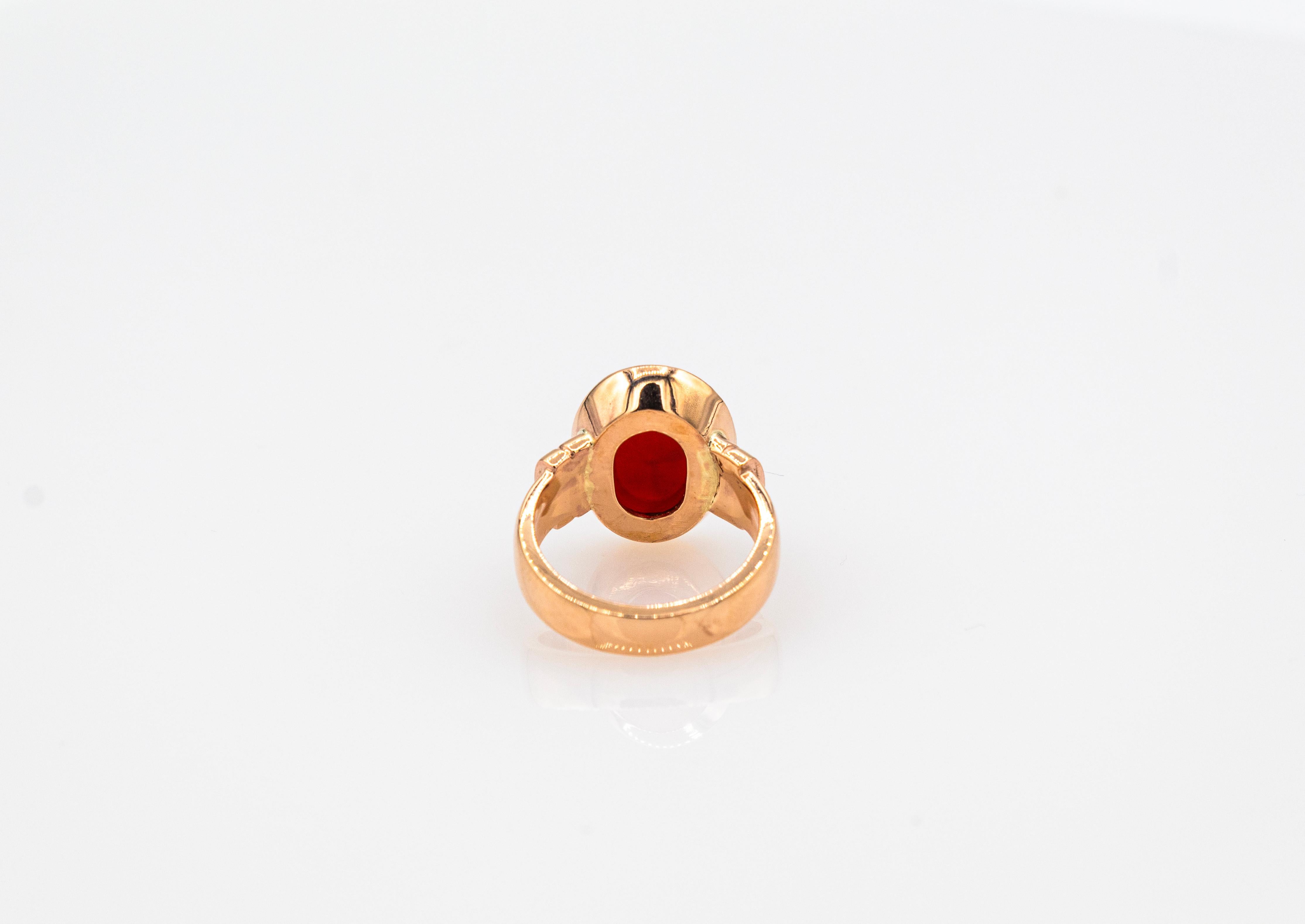 Bague cocktail de style Art nouveau en or jaune avec cornaline rouge sculptée de 4,20 carats en vente 3